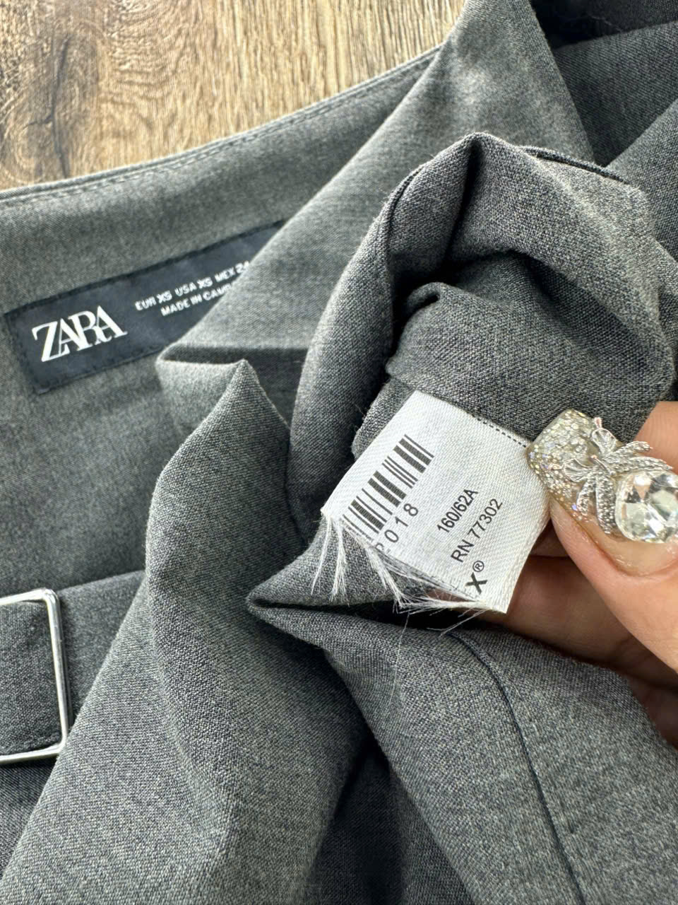 C4 CHÂN VÁY XÁM_thumbnail_4