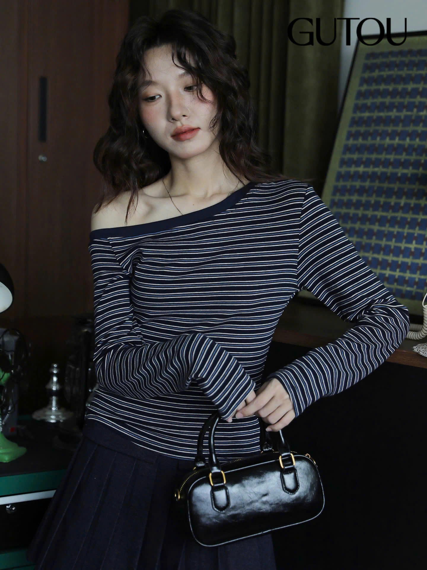 [ GUTOU ] Áo Lệch Vai Sọc Ngang Tay Dài Ôm Body_thumbnail_1