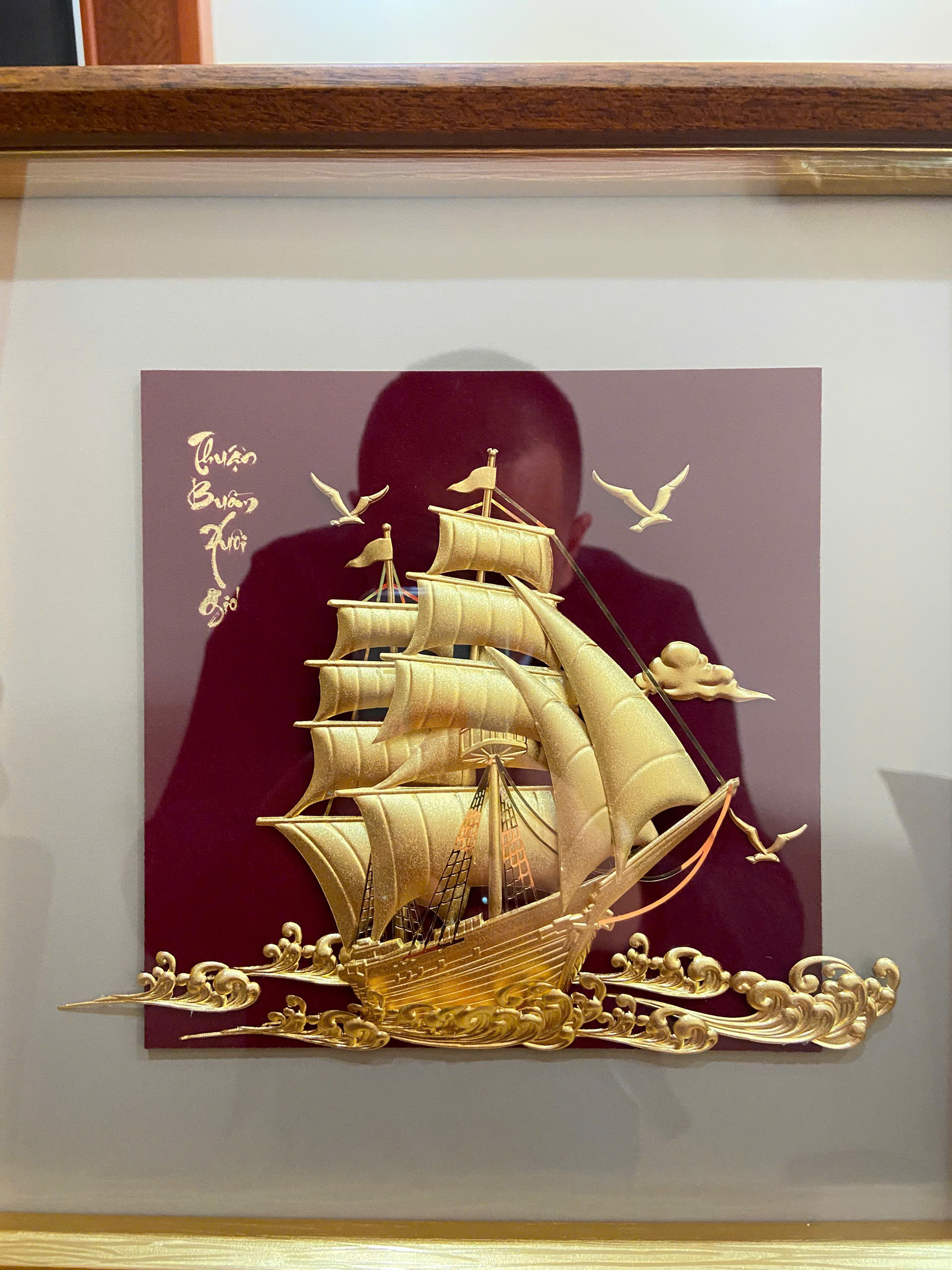 Tranh quà tặng thuyền mô hình dát vàng nền đỏ KT 30 X 30 CM 