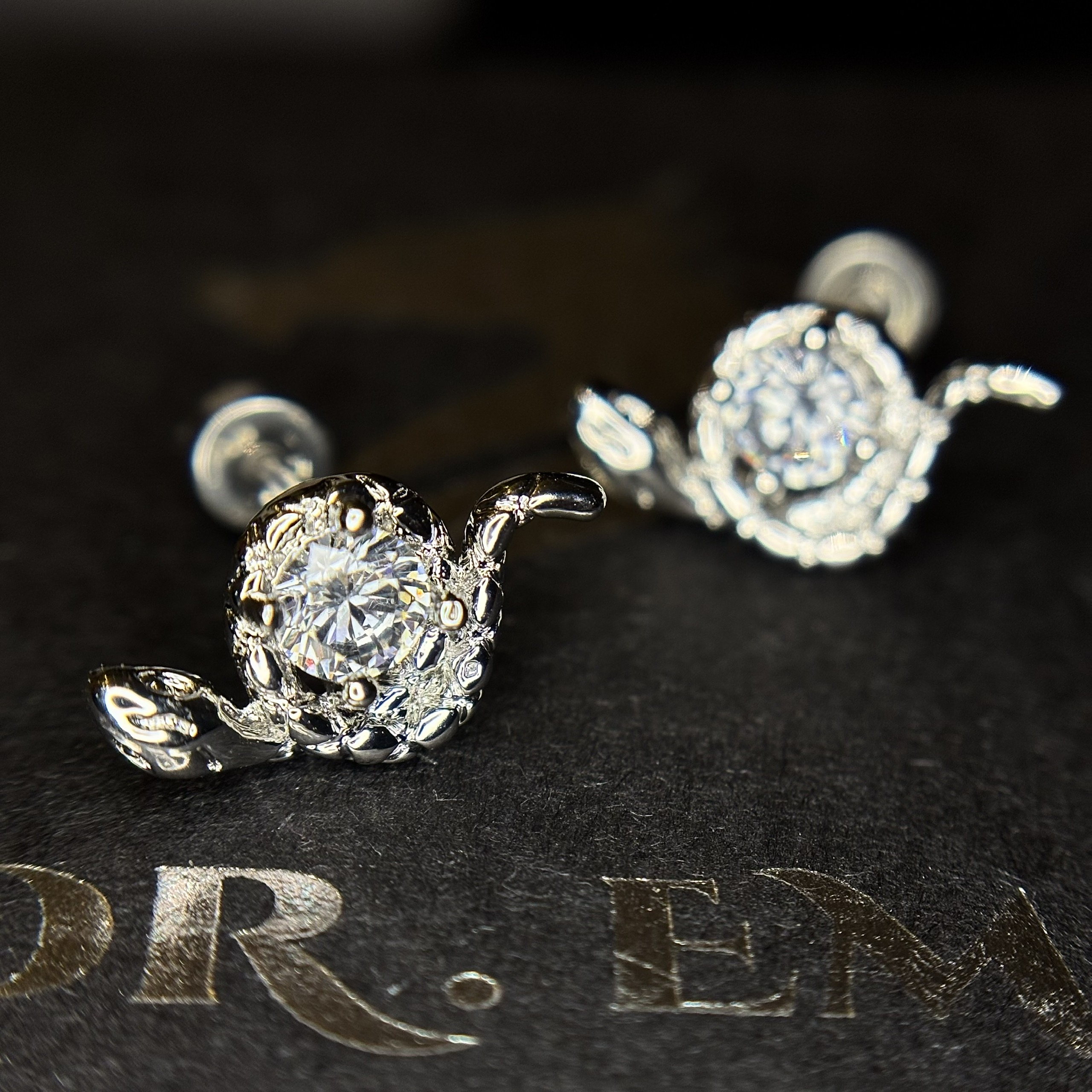 Khuyên kiểu rắn ôm đá trắng bi vặn_thumbnail_2