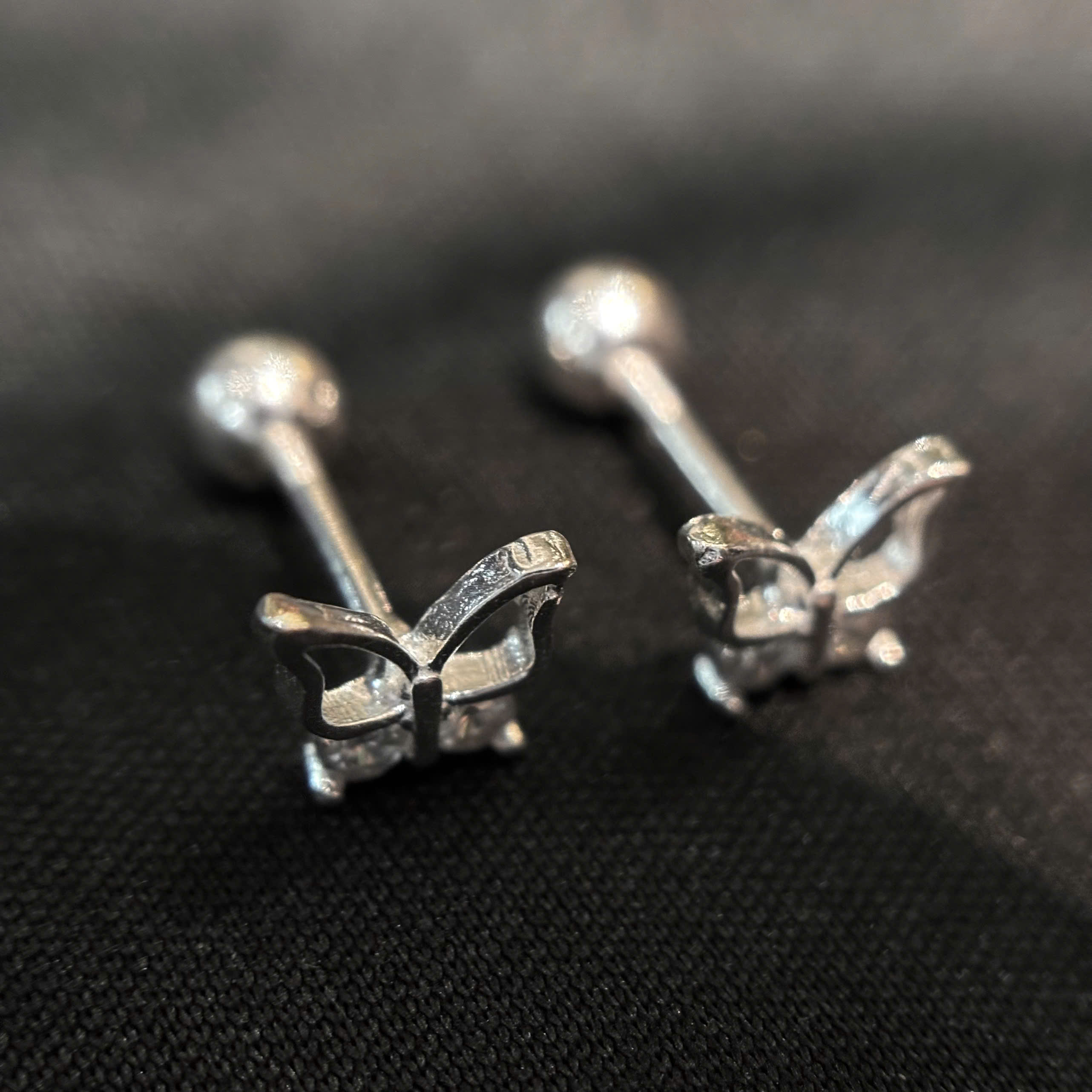 Khuyên kiểu bạc con bướm đính kim cương._thumbnail_2