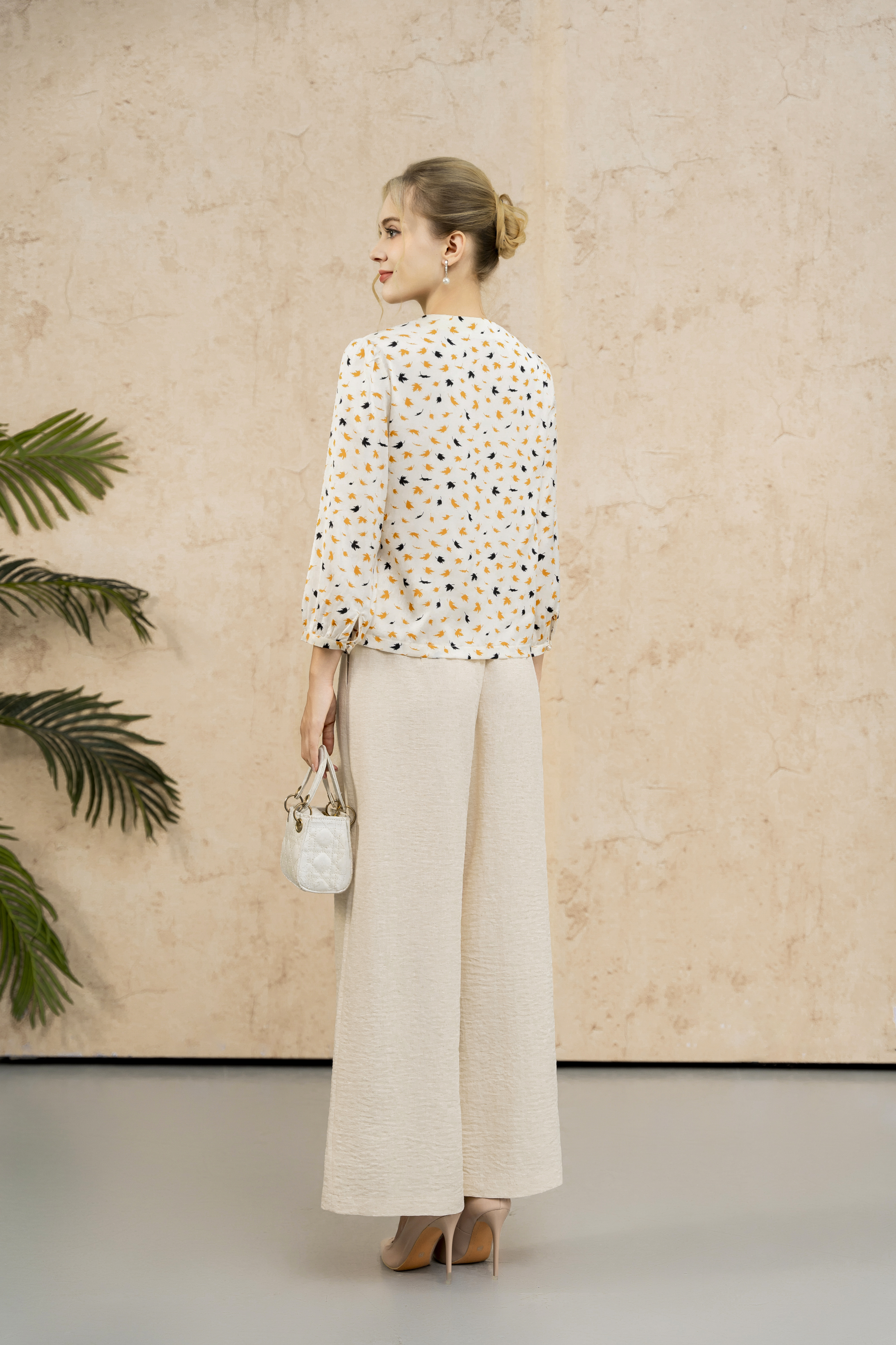 Áo sơ mi cài khuy Suông Vải lụa Họa tiết cách điệu Cổ V cài khuy Tay lỡ Dài dưới eo_thumbnail_4