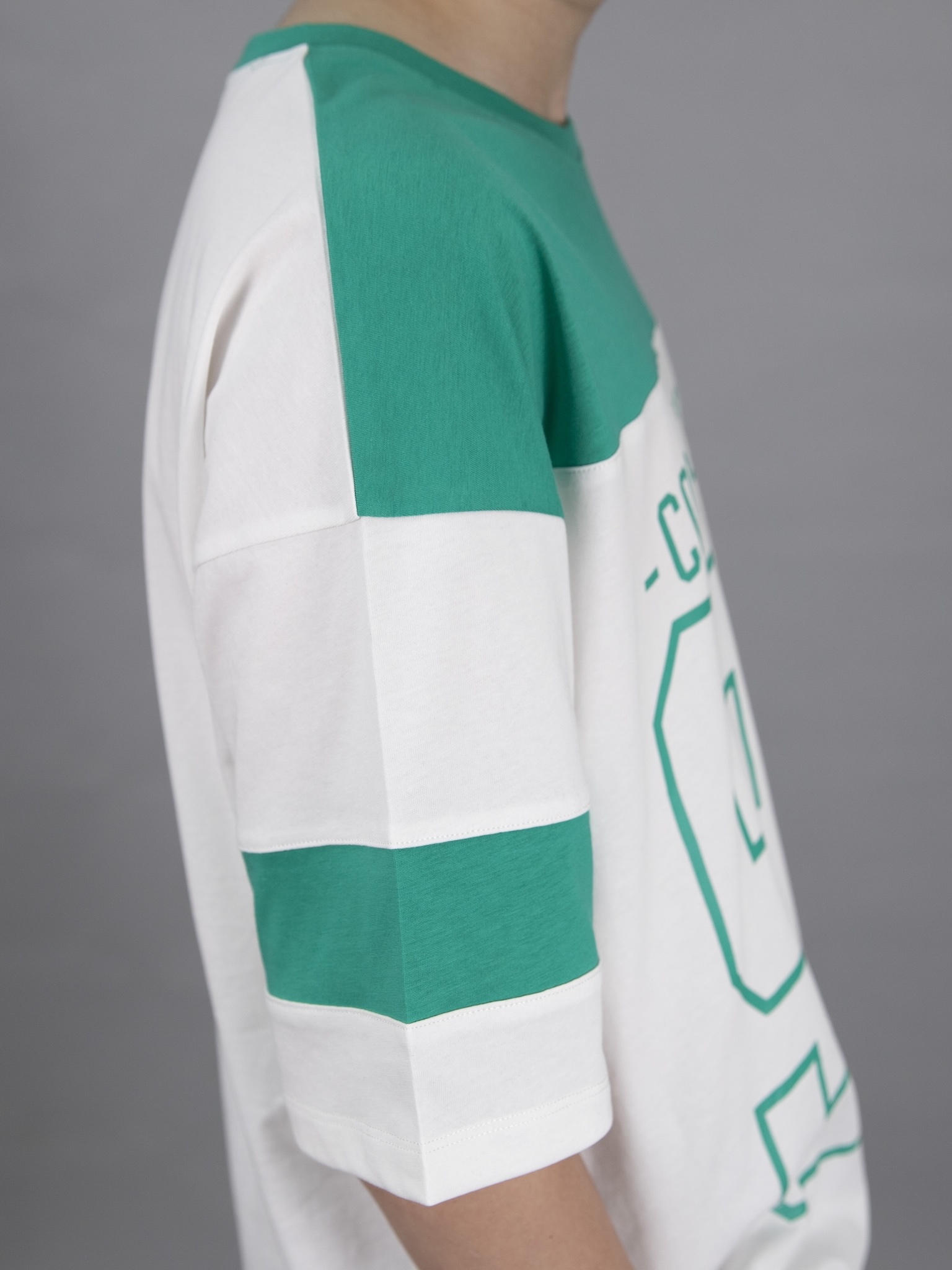 Áo phông dáng rộng trắng phối xanh lá số 92_thumbnail_4