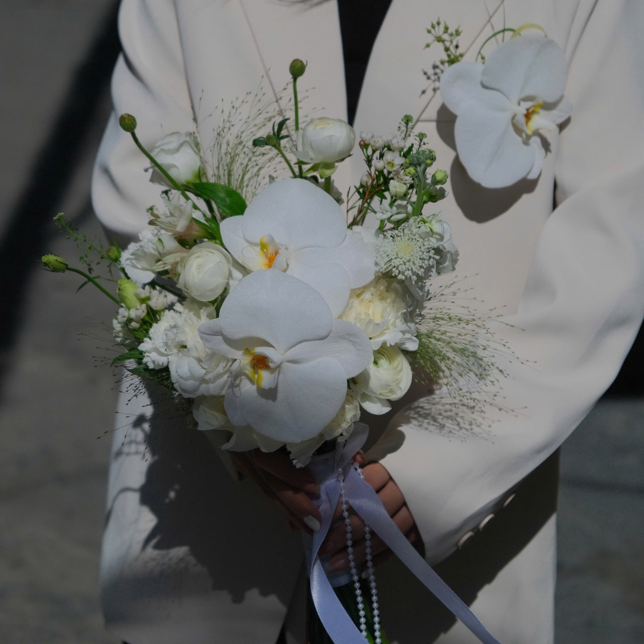 Bó hoa cưới Lan Hồ Điệp mix tone trắng_thumbnail_2