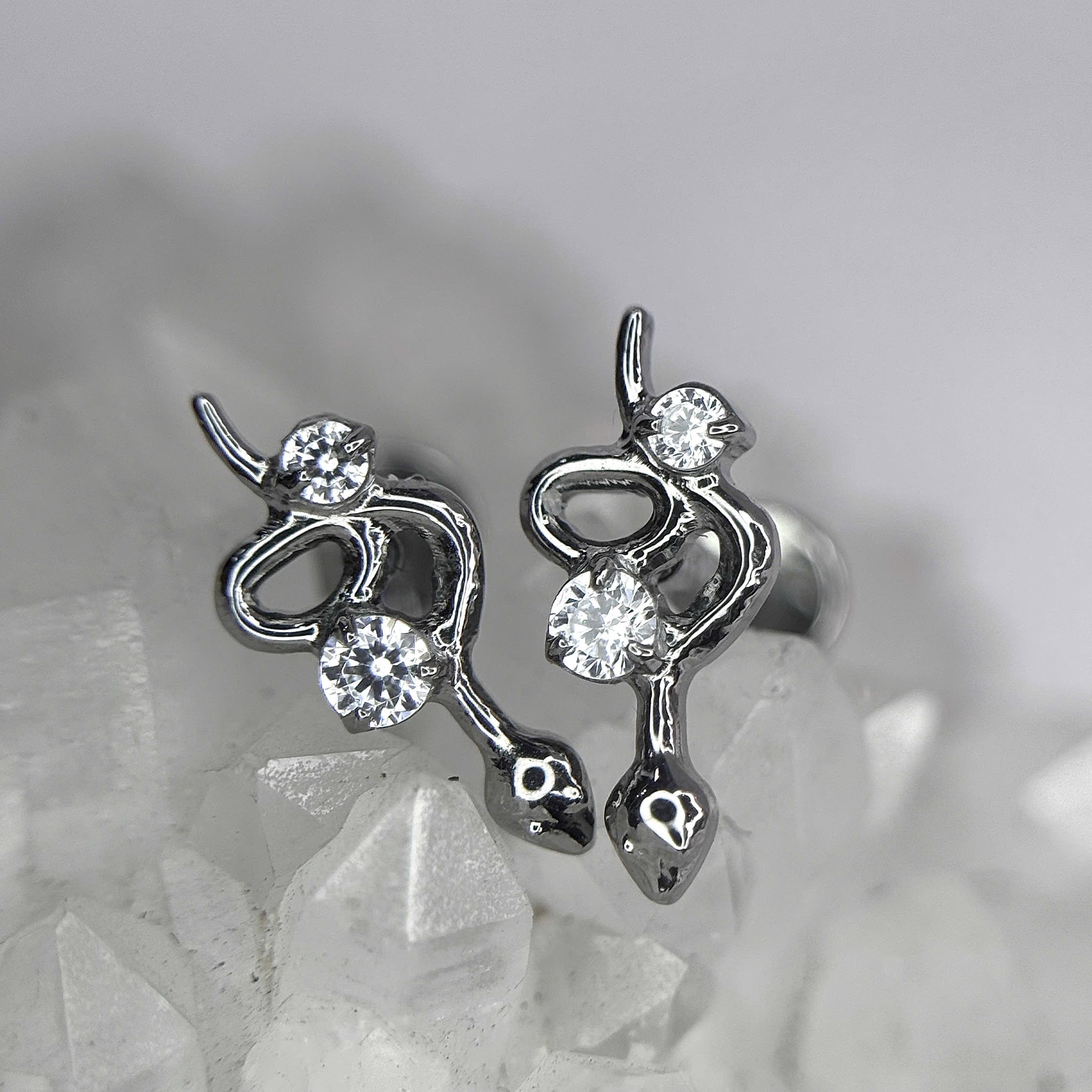 Khuyên kiểu titan rắn trơn đính 2 đá nhỏ_thumbnail_1