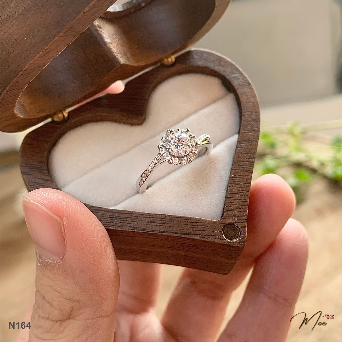 N164 - Nhẫn đá chủ cầu hôn pha lê viền chéo nữ hoàng_thumbnail_1