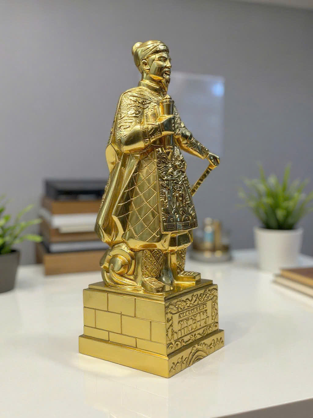 Tượng trần hưng đạo hoa văn nổi dát vàng 9999 KT CAO 50CM_thumbnail_3