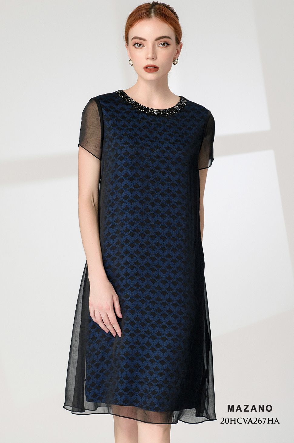 Đầm xanh họa tiết phủ cách điệu