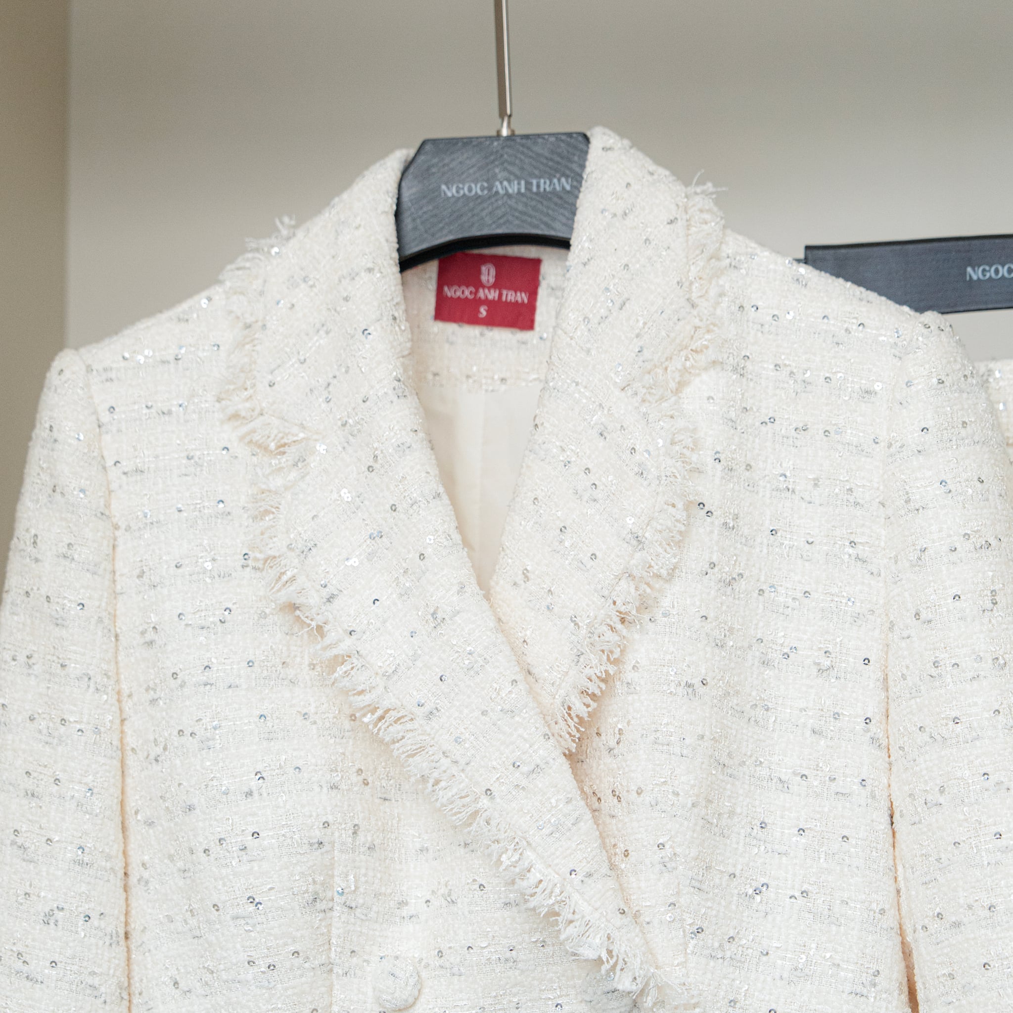A145 - Áo dạ trắng ngà