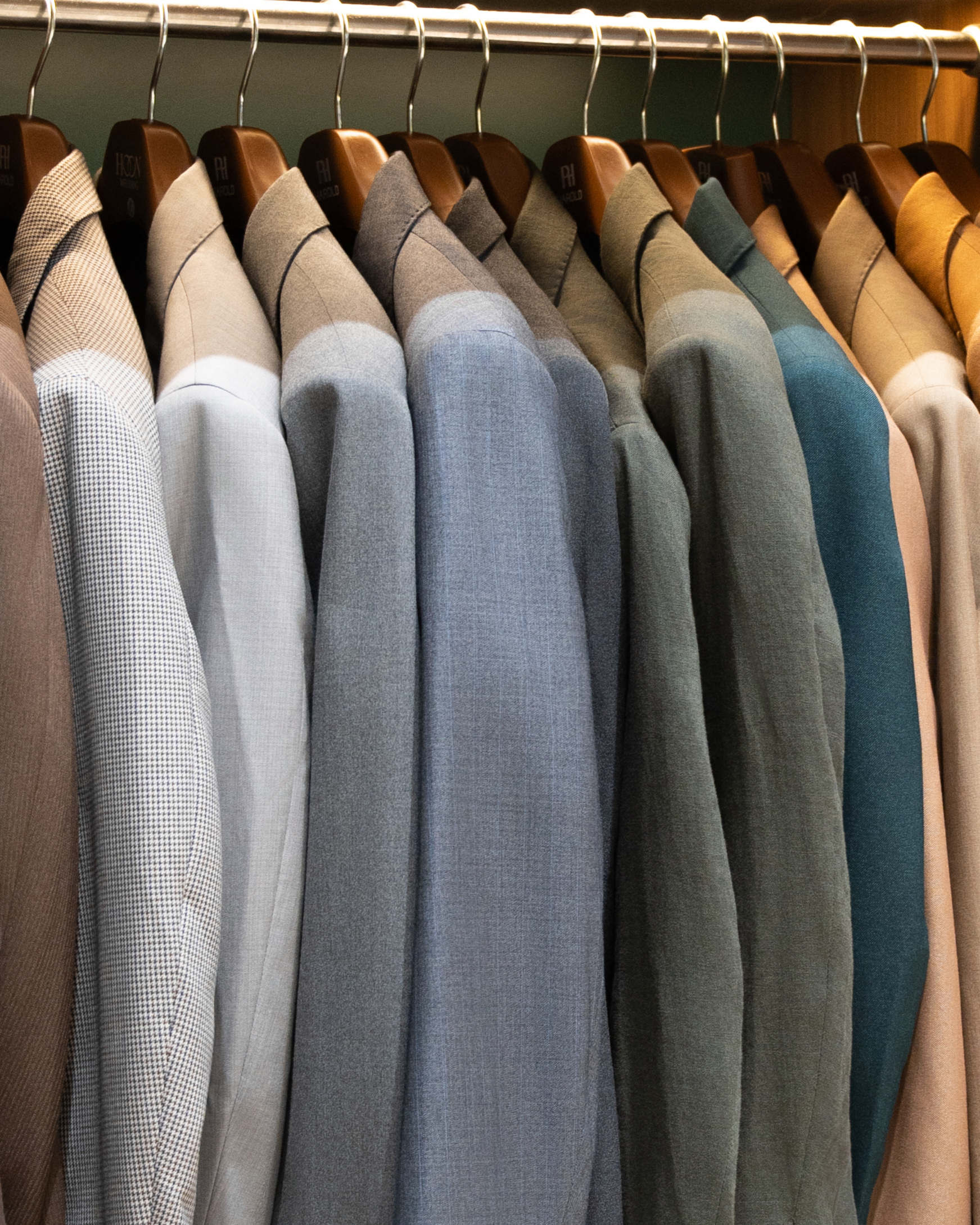 Capsule Wardrobe Là Gì? Cách Xây Dựng Tủ Đồ Tối Giản Nhưng Vẫn Thanh Lịch