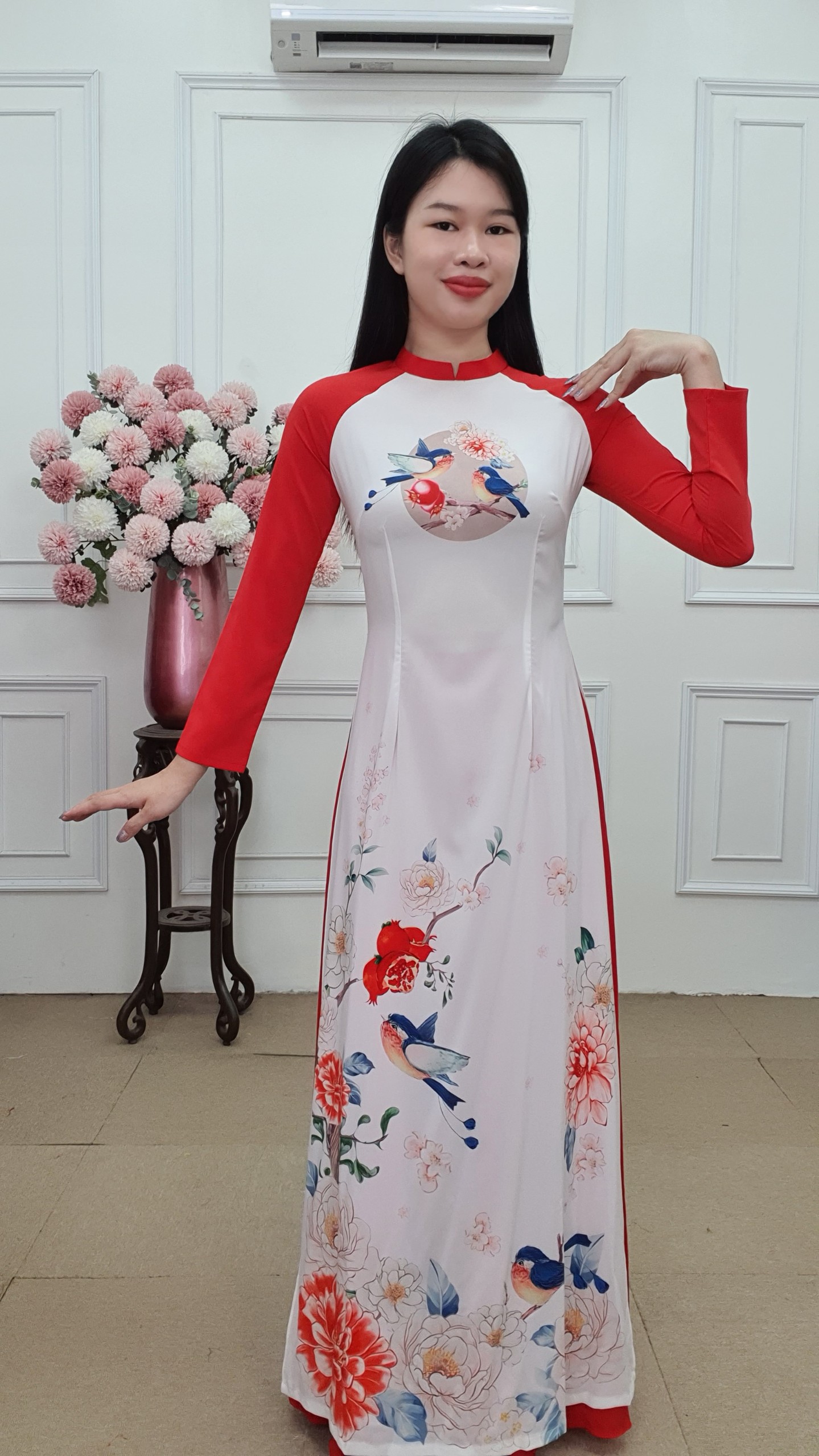 A2021 áo dài lụa nhật cổ 2p tay dài nền trắng tay đỏ đôi chim cành lựu_thumbnail_2