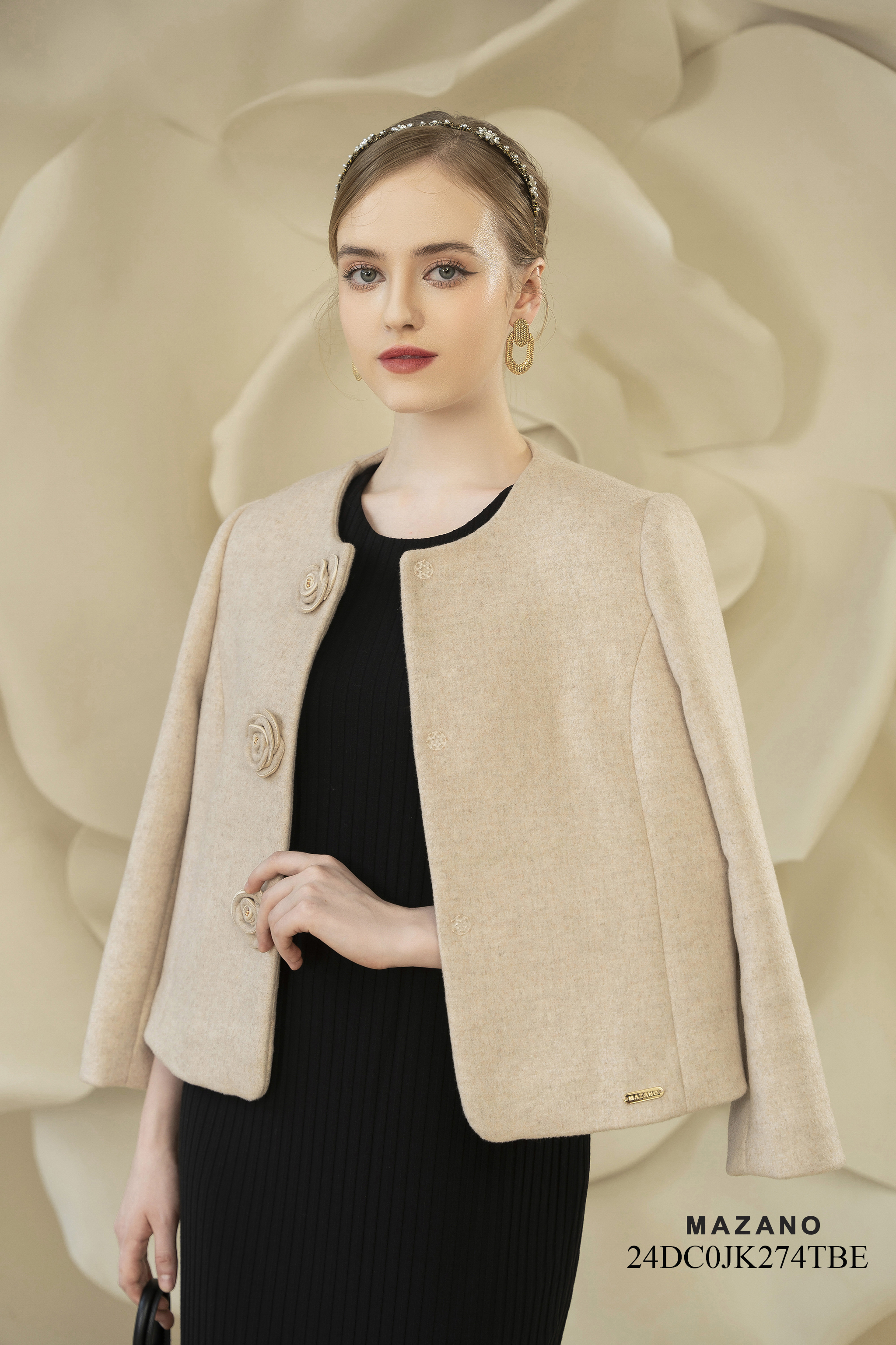 Áo khoác suông ngắn Vải Dạ lông cừu nhập khẩu Đính trang trí cúc hoa Cổ tròn Tay dài Dài qua eo_thumbnail_3