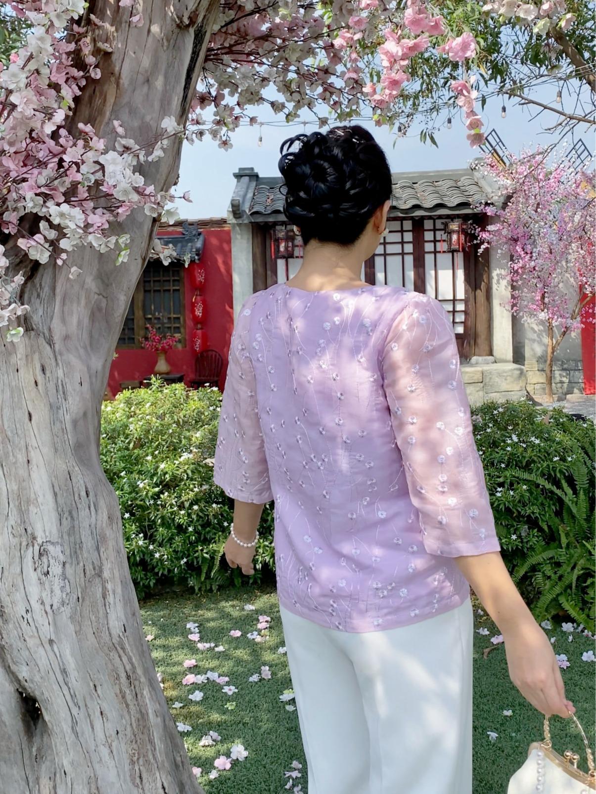 GUMOM - Áo Kiểu Trung Niên U50 U60 Cao Cấp Cổ Tròn Tay Lỡ Thêu Hoa Sang Trọng Cho Nữ - Women Nhung Kem Nho_thumbnail_3