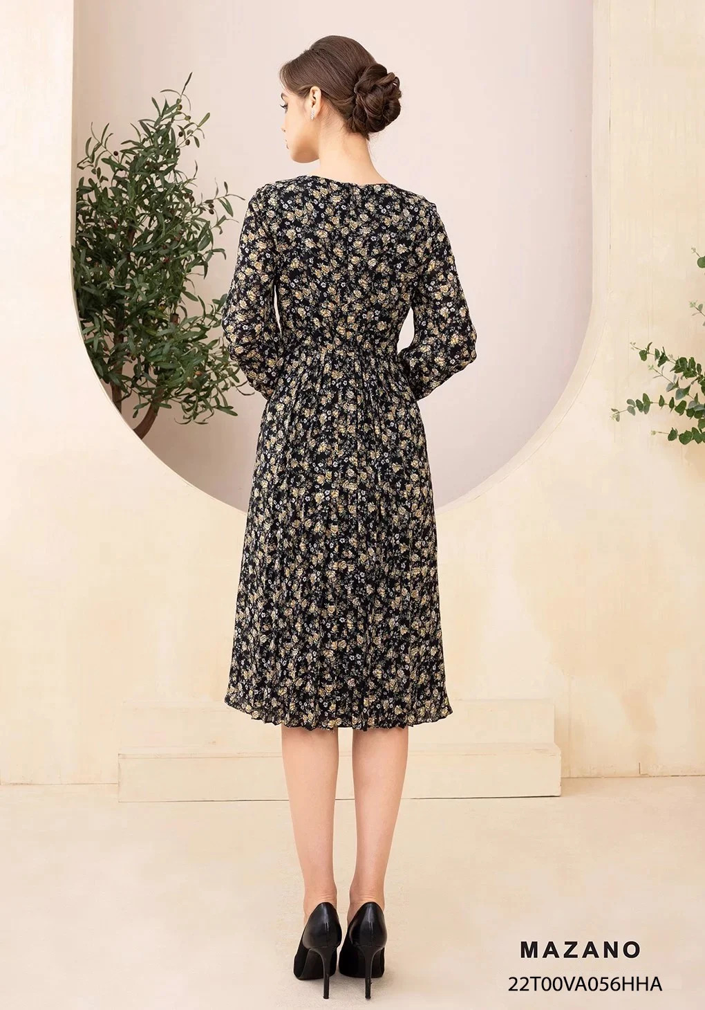 Đầm đen họa tiết eo cao chân xếp ly một phần_thumbnail_2