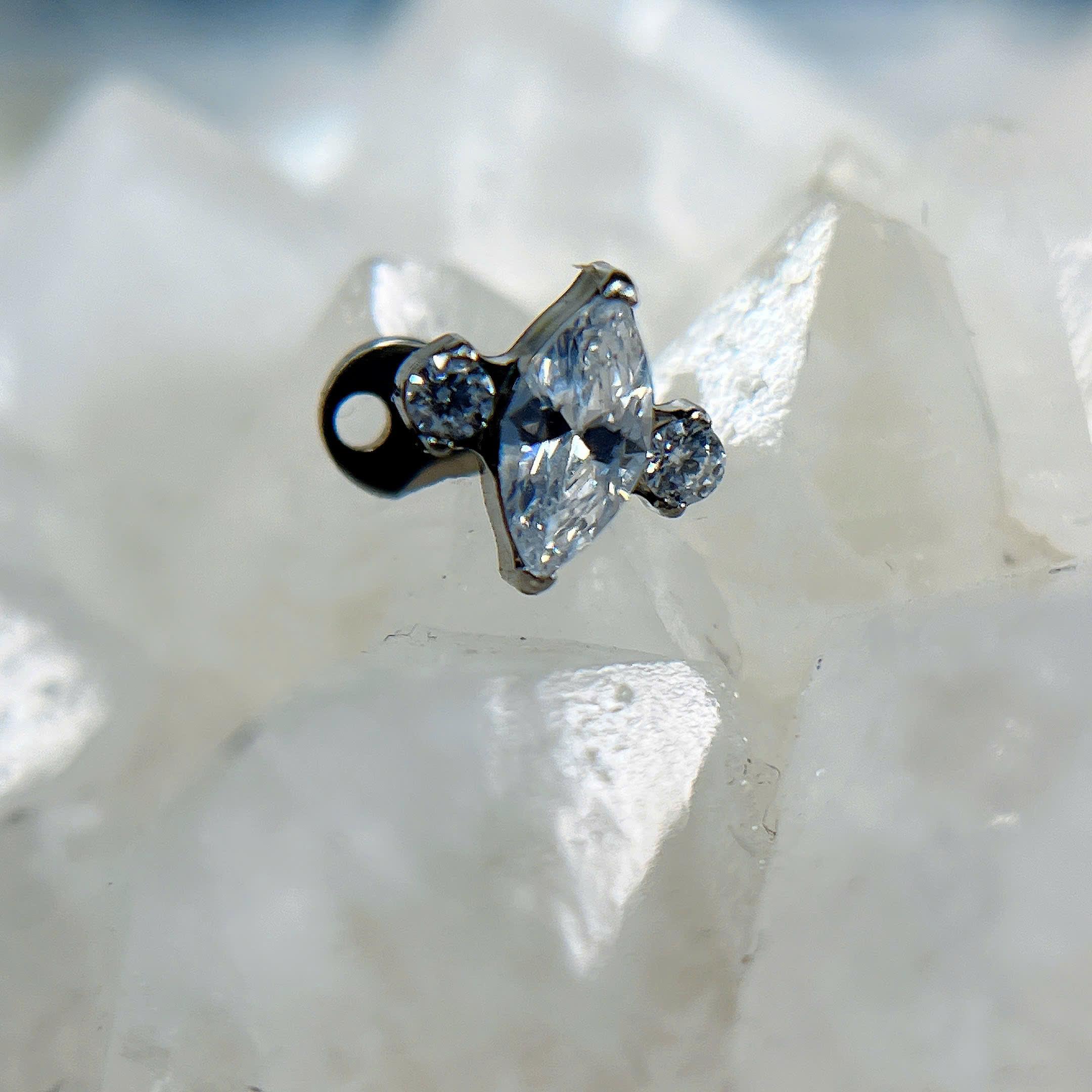 Khuyên cấy titan 3 đá