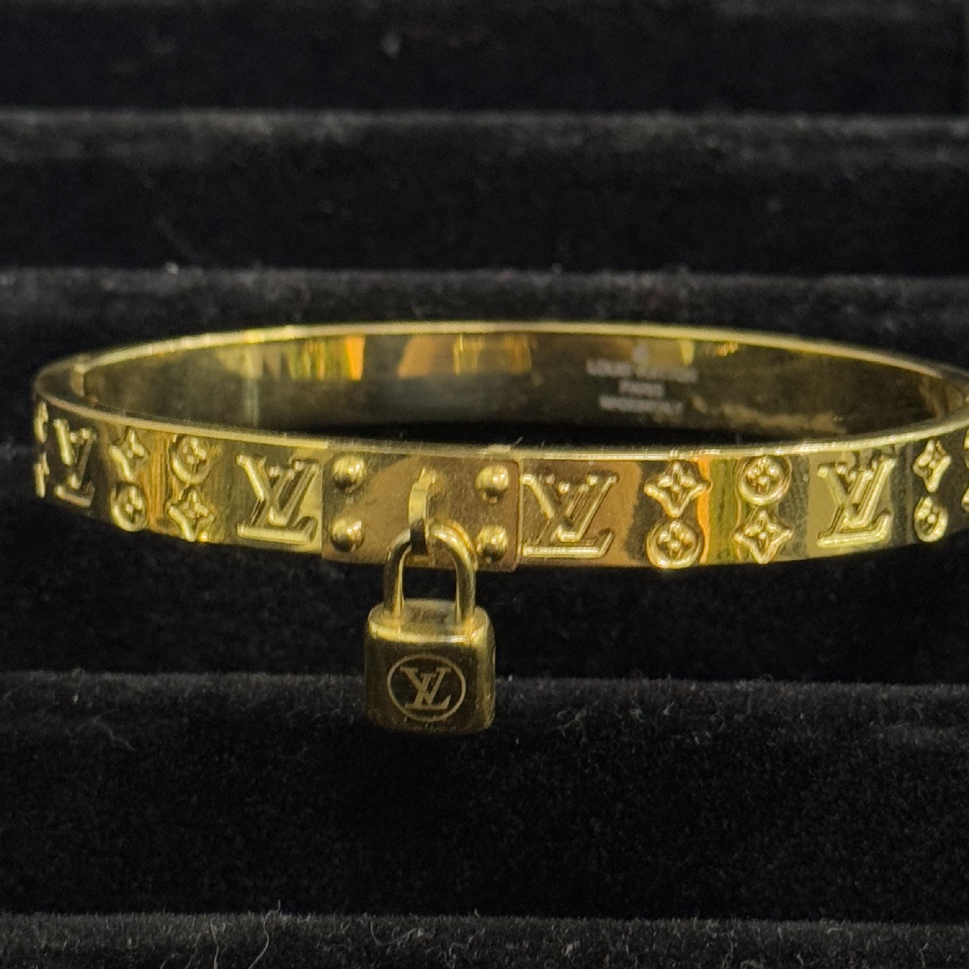 vòng tay cuff vàng titan khắc LV đính charm ổ khoá_thumbnail_1