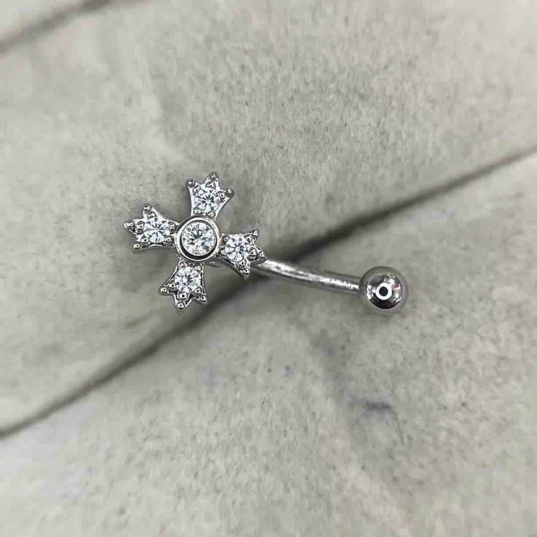 Khuyên banana kiểu 4 cánh đính đá giữa._thumbnail_1