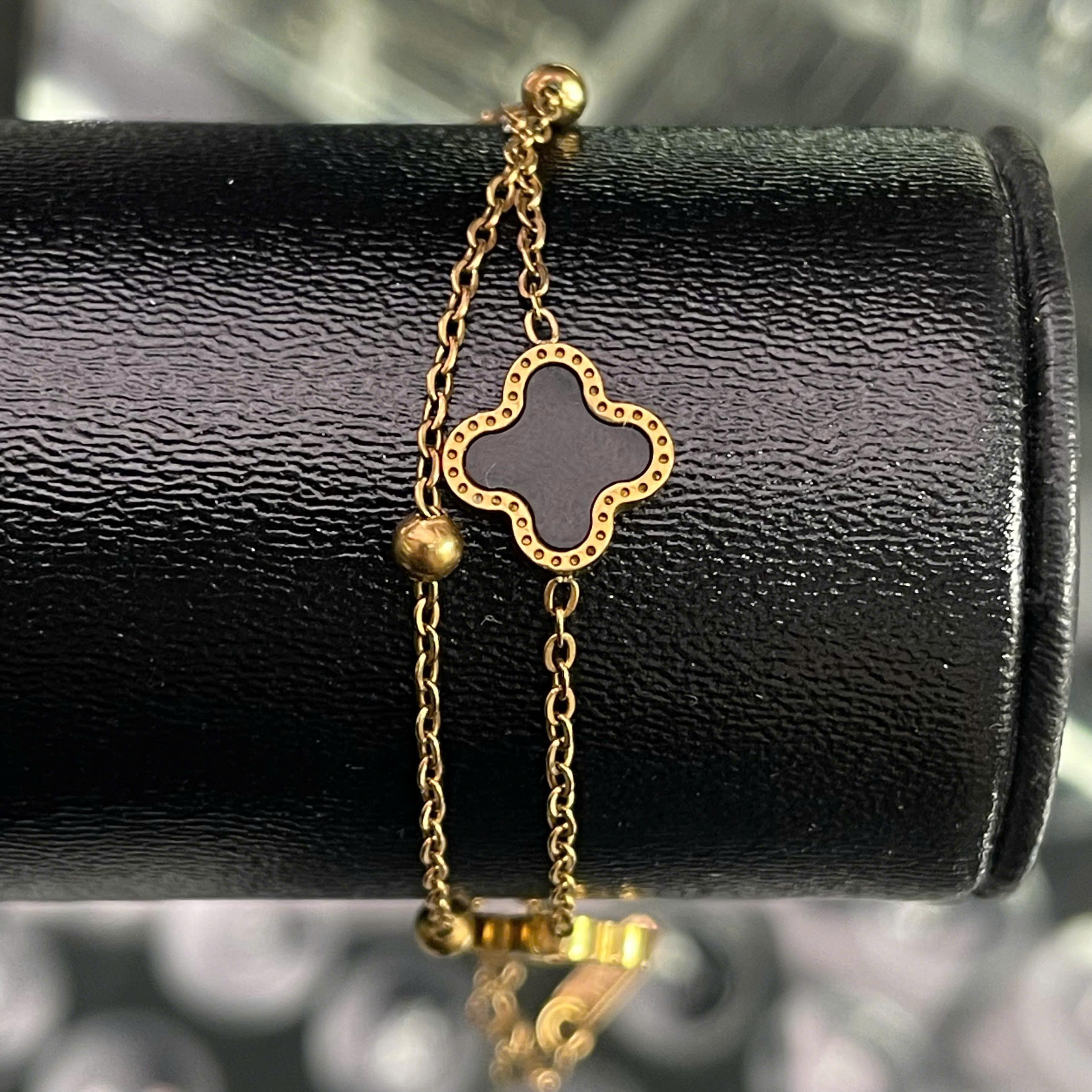 vòng tay titan màu vàng charm năm hoa đen._thumbnail_2