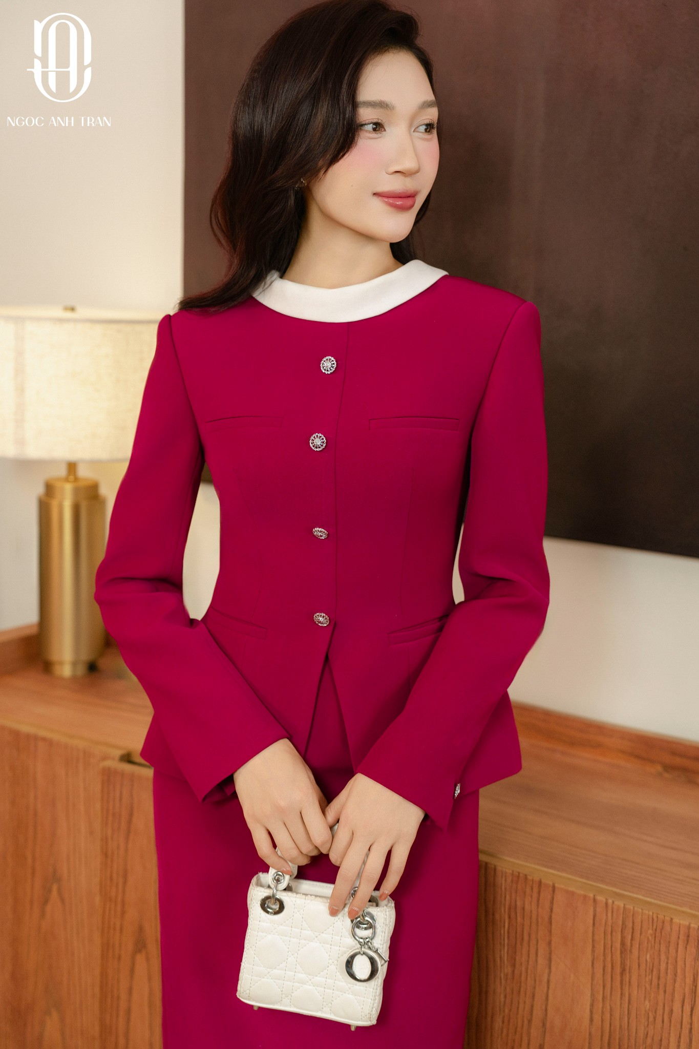 A232 - Set áo kiểu hồng dài tay cổ trắng phối chân váy cạp liền