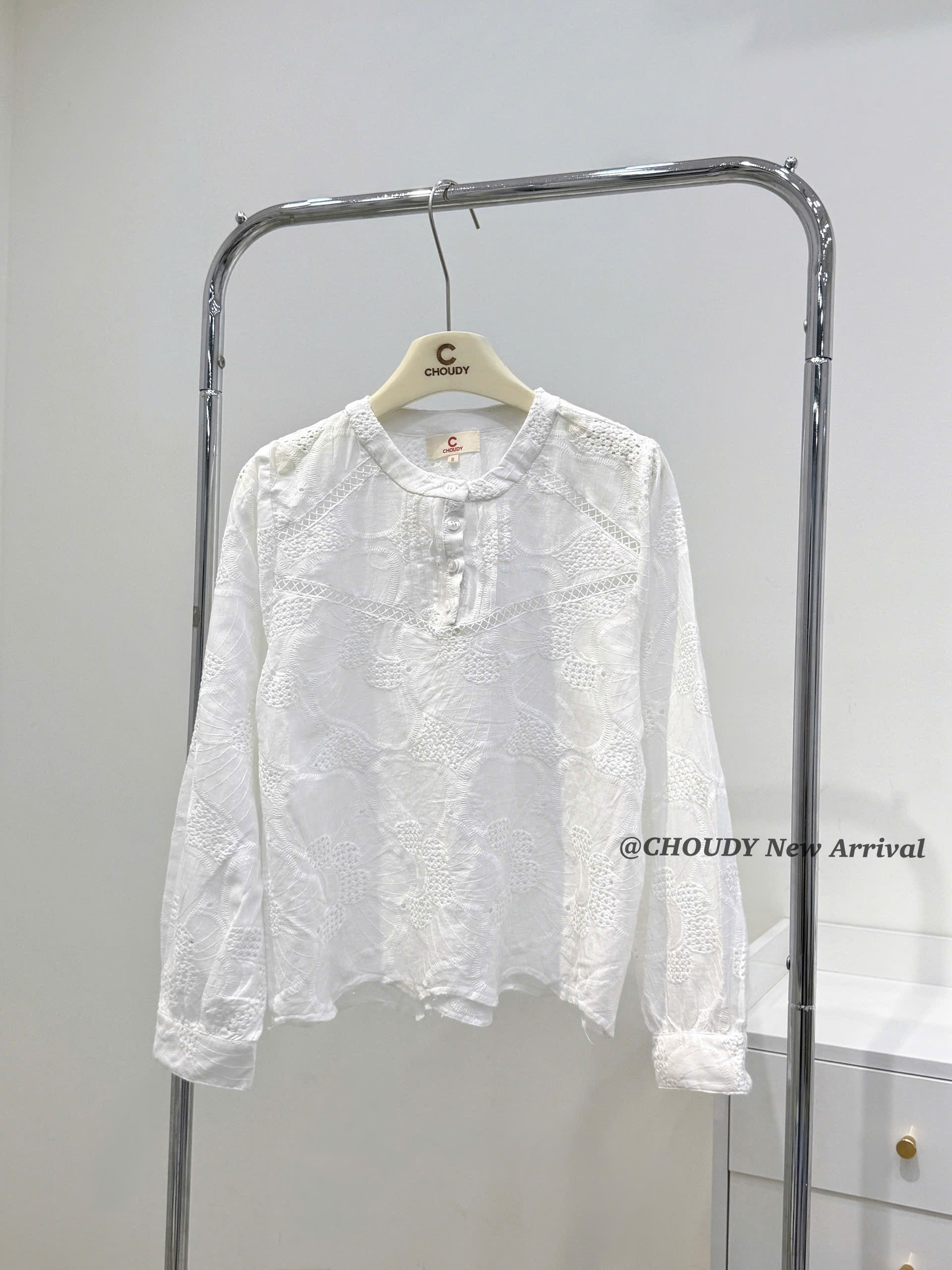 U682 ÁO KIỂU ĐỤC LỖ TRẮNG_thumbnail_1