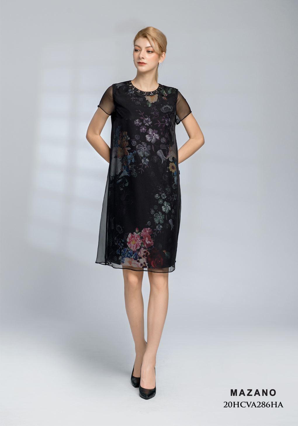 Đầm đen phủ họa tiết suông A đính hạt