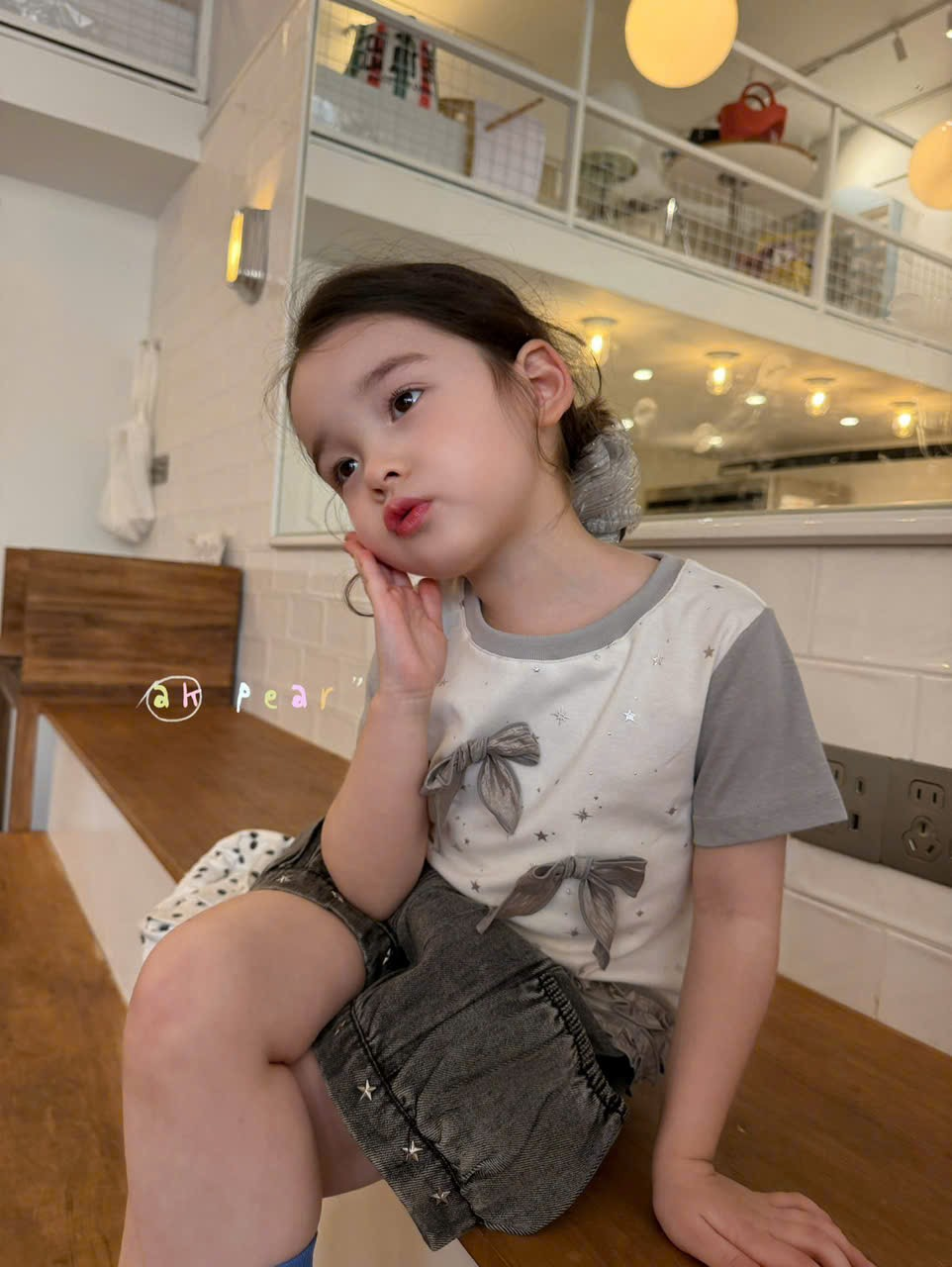 AK23 - Áo thun cộc tay xám đính nơ hãng AK Pear