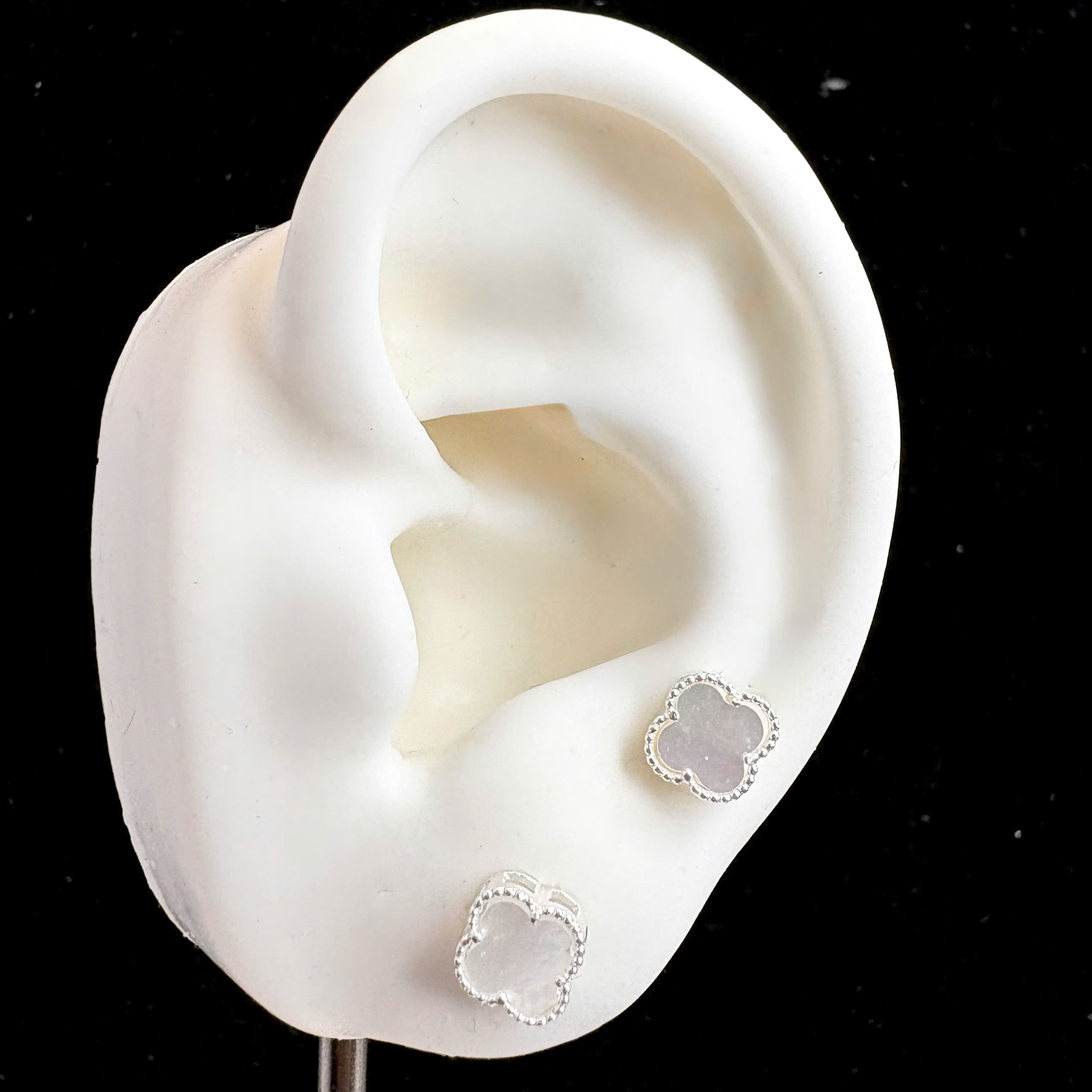 Khuyên kiểu bạc xi kim 4 lá trắng_thumbnail_3