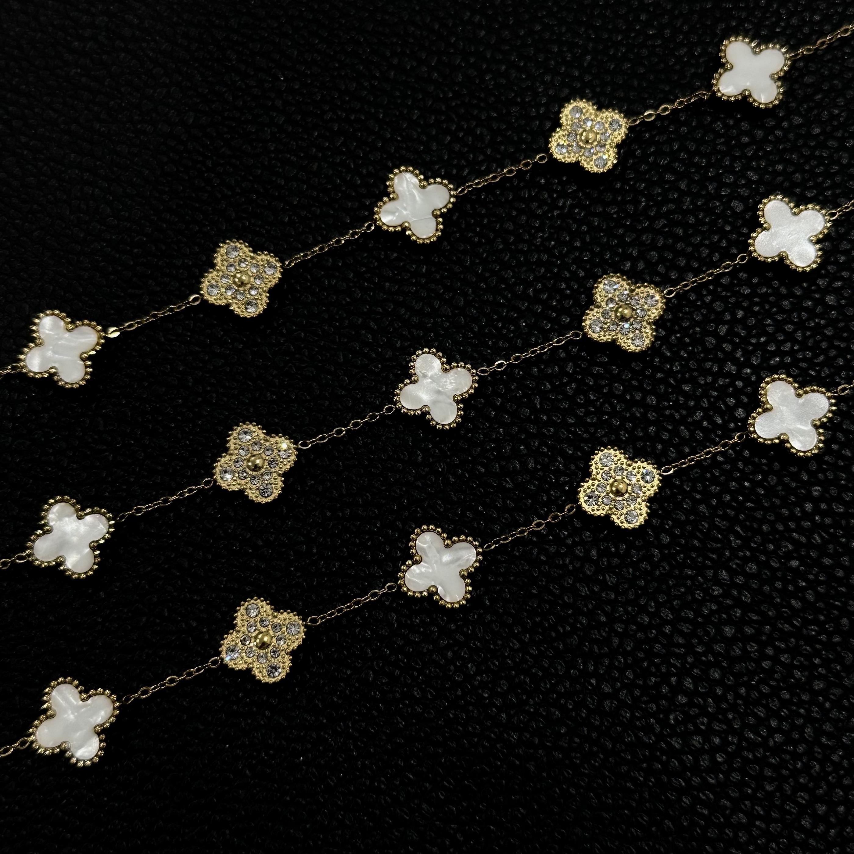 Vòng tay van cleef đá trắng xen kẽ đá kim cương màu vàng