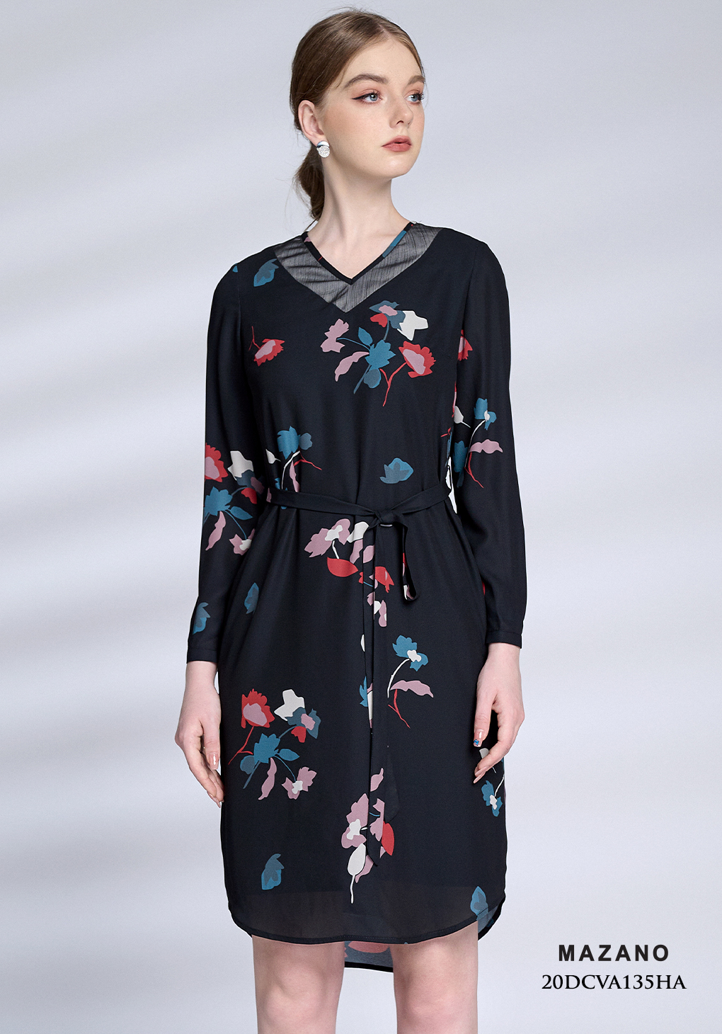 Đầm đen suông thắt đai cổ V