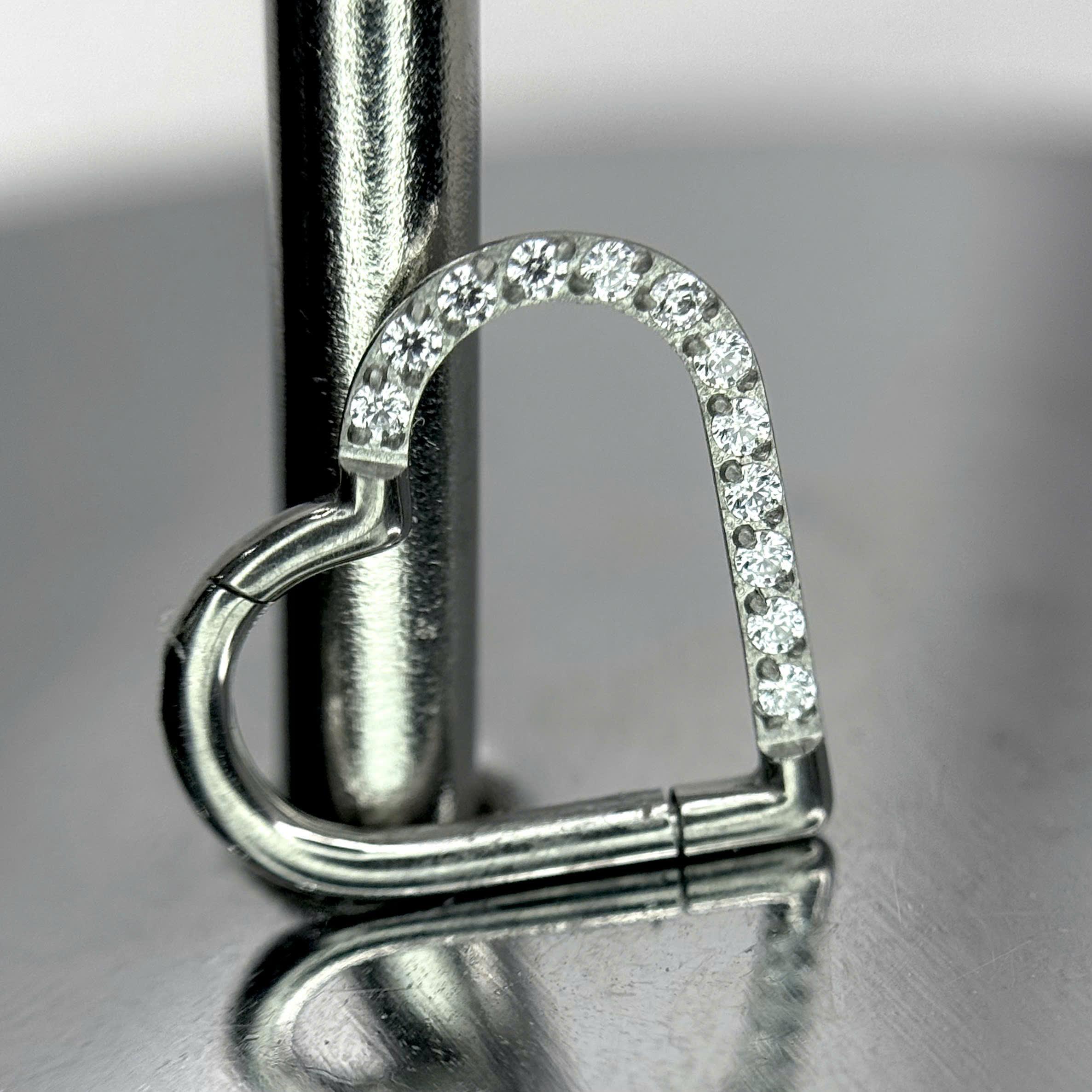 Daith Titan tim (tai trái).