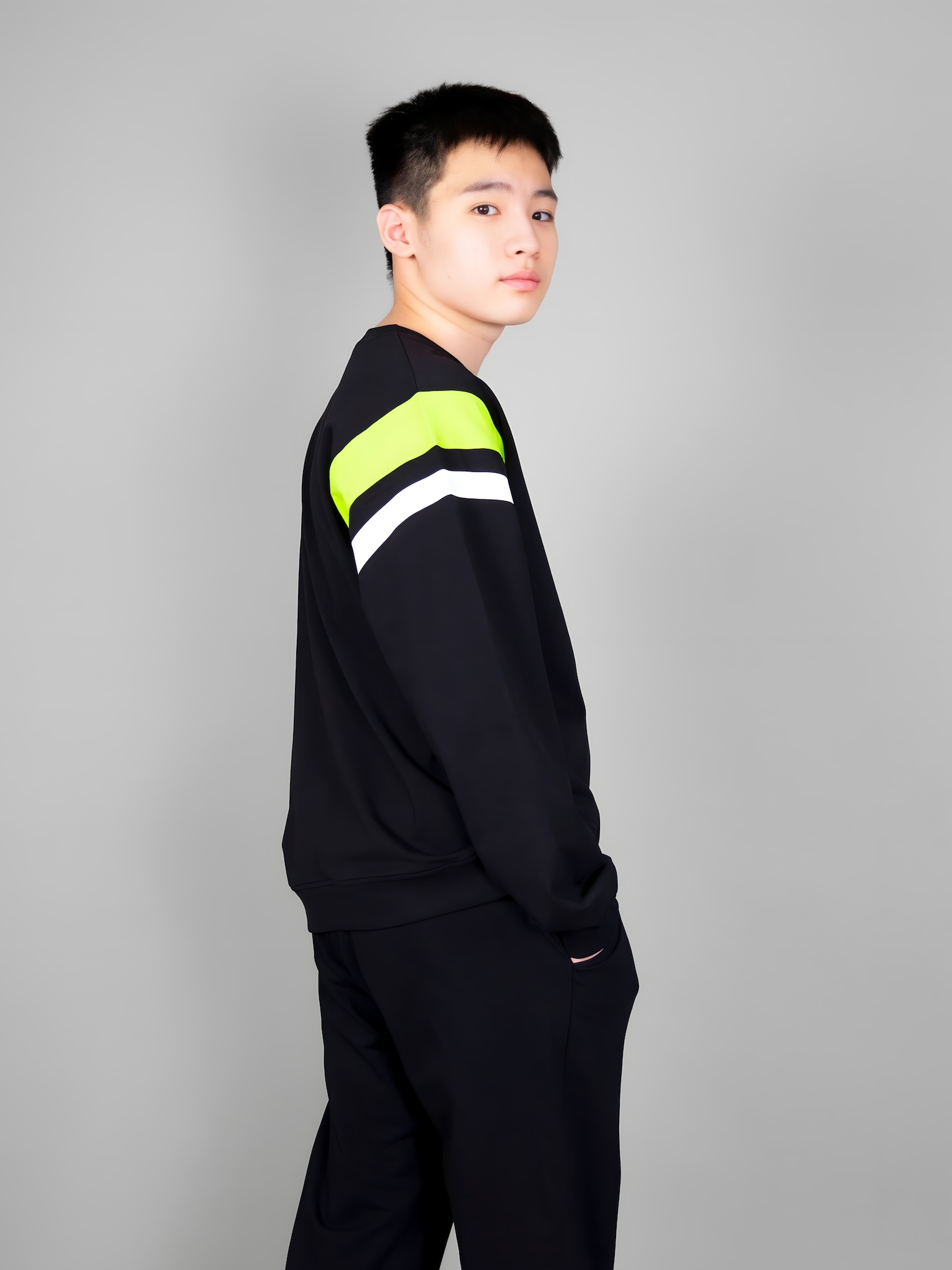 Áo nỉ cổ tròn đen phối neon_thumbnail_2