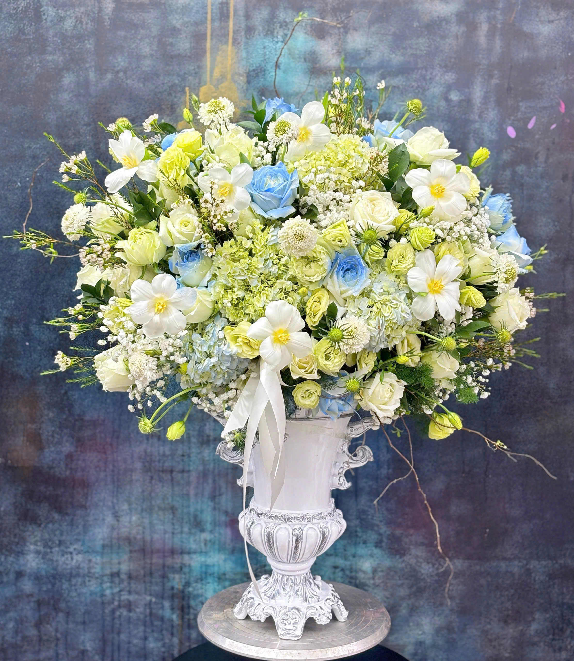 Bình hoa tươi vip tone trắng