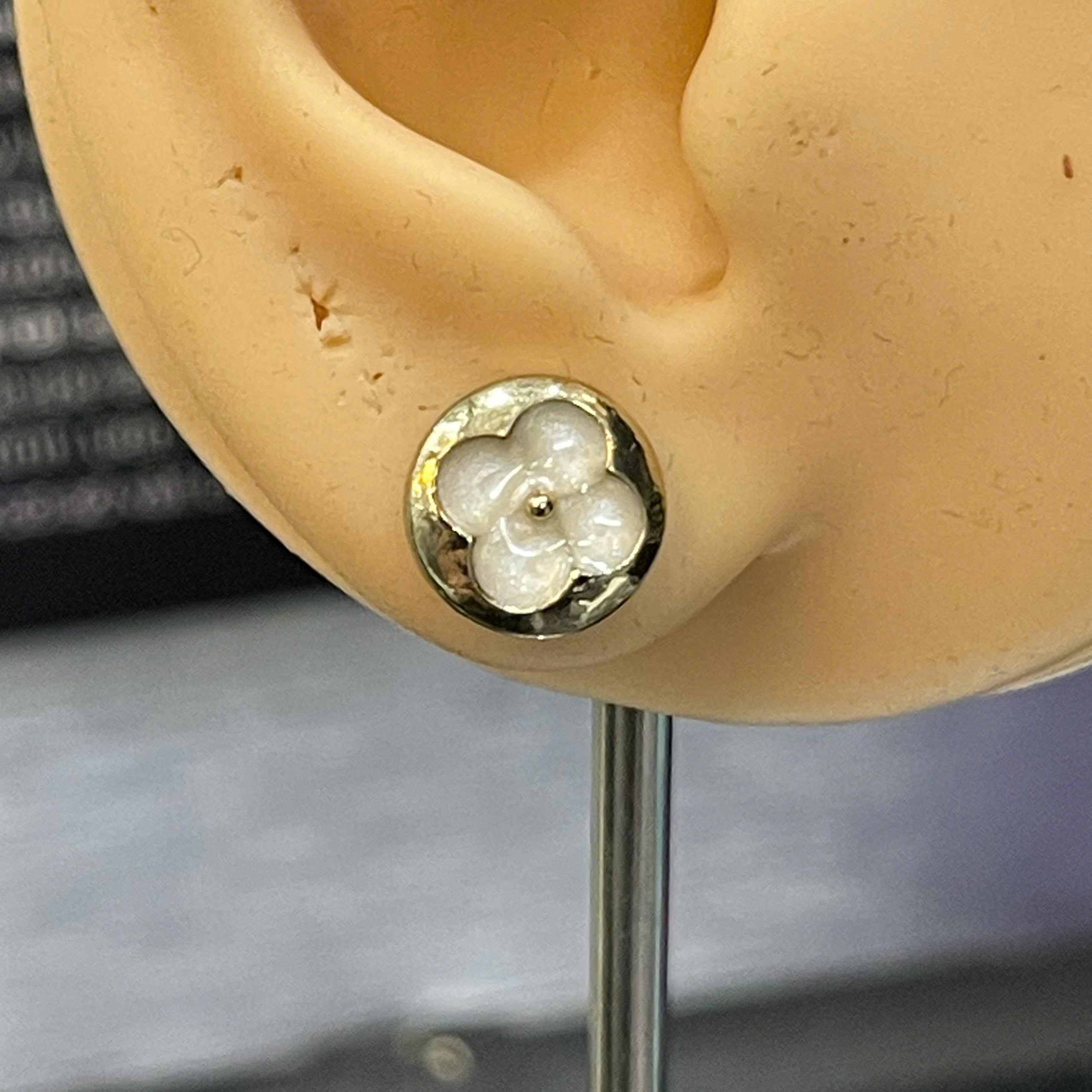 khuyên kiểu cặp cỏ bốn lá hình tròn hoa trắng bốn cánh nhuỵ vàng ngày tết sum vầy _thumbnail_3