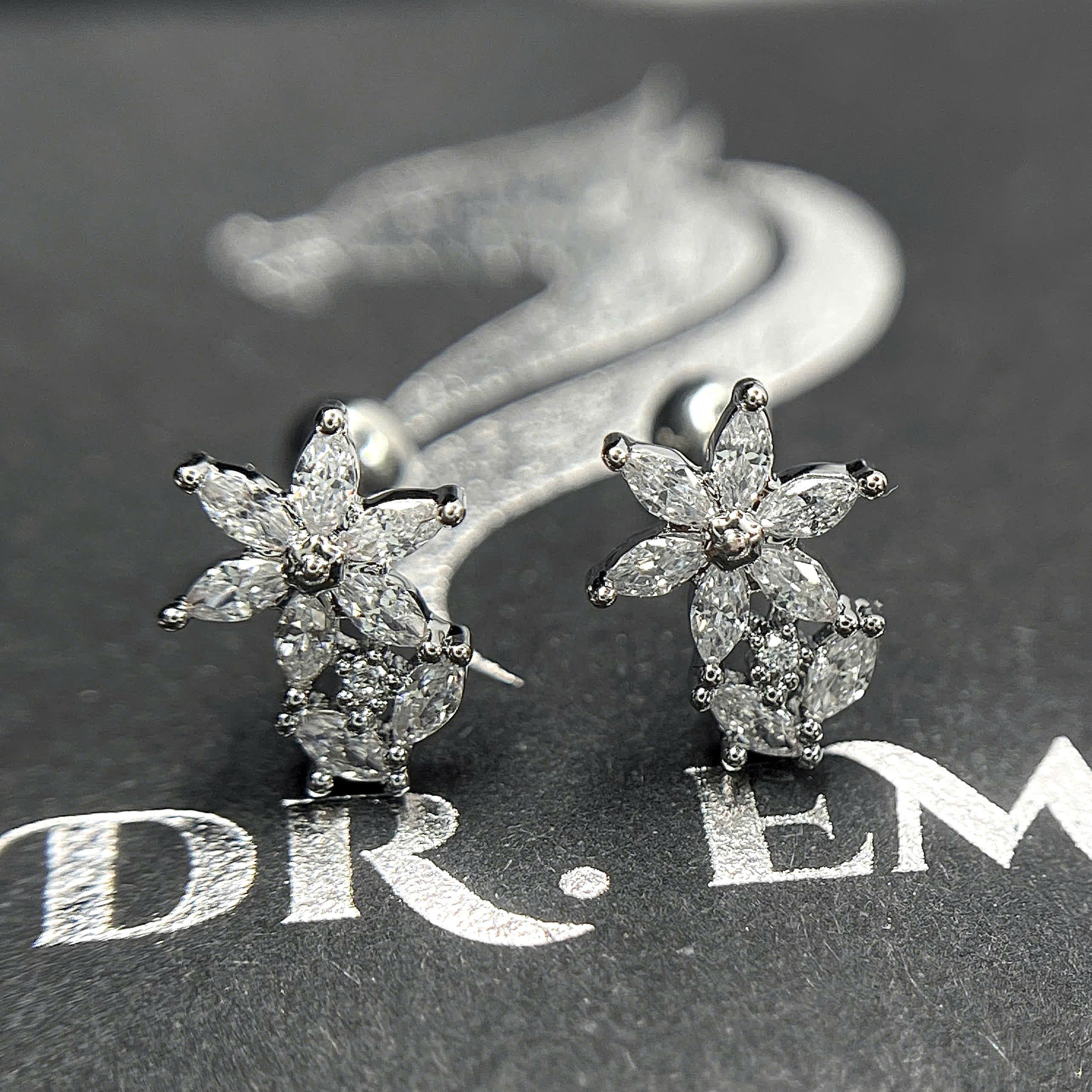 Khuyên kiểu hoa trắng 6 cánh nhọn dẹt_thumbnail_3