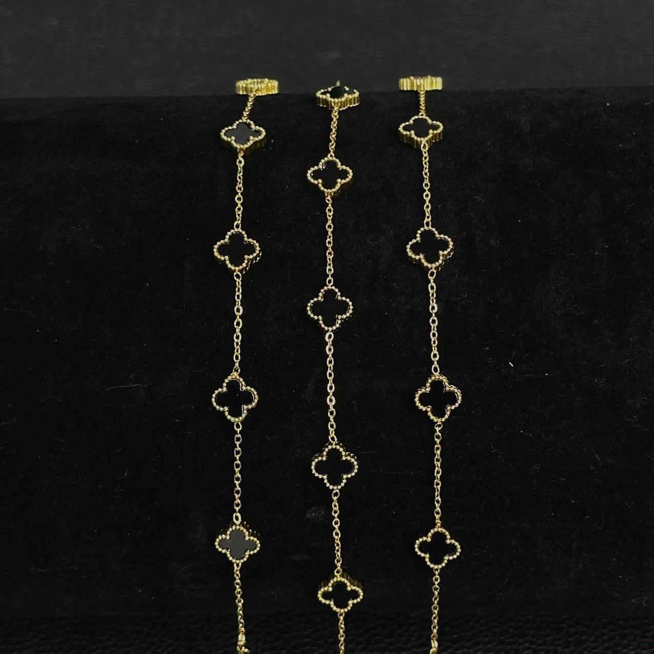 Vòng tay van cleef đá đen nhỏ màu vàng