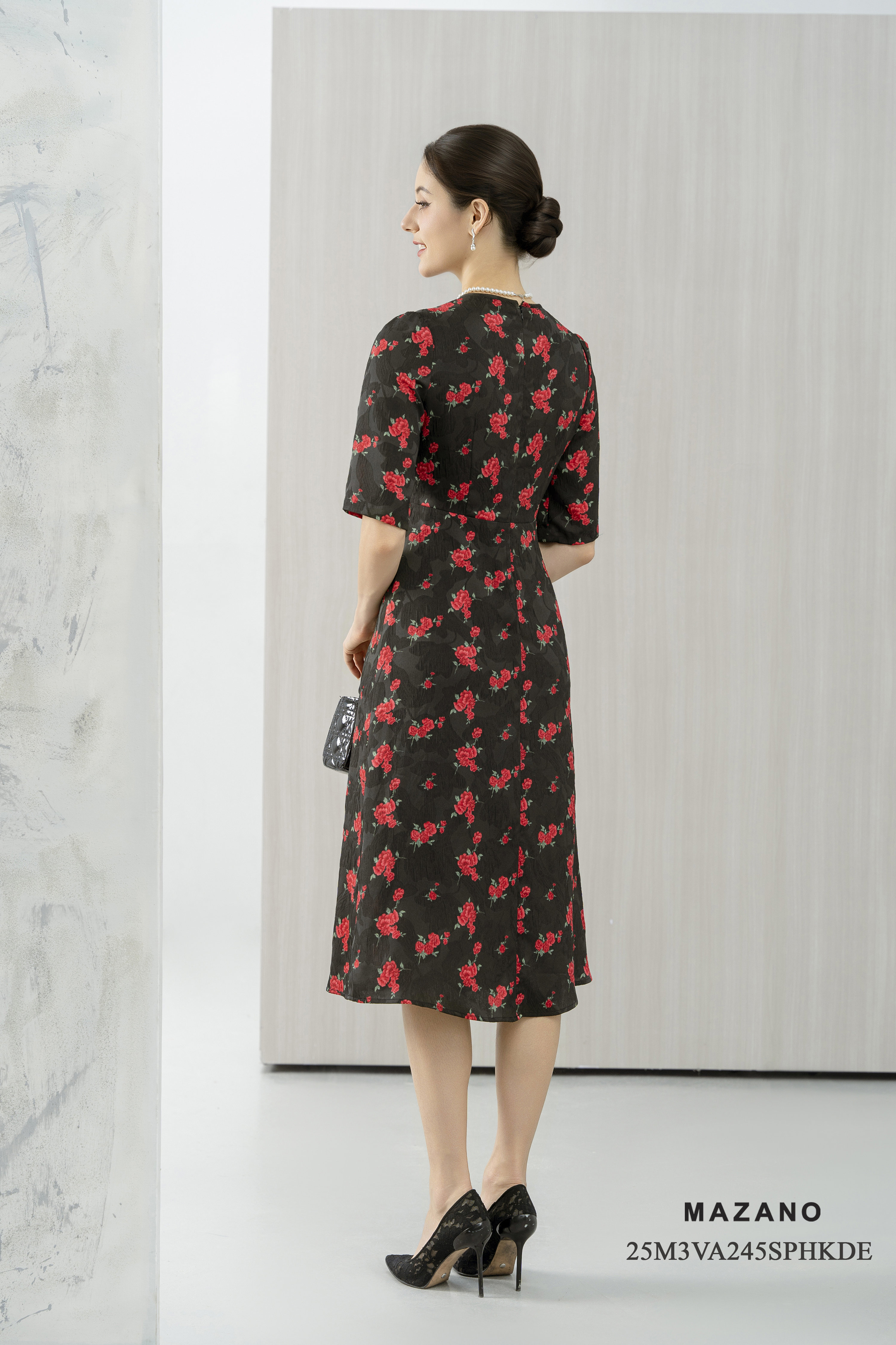 Đầm đen eo cao chân rủ,hoạ tiết hoa nhí,tay lỡ cổ cách điệu_thumbnail_4