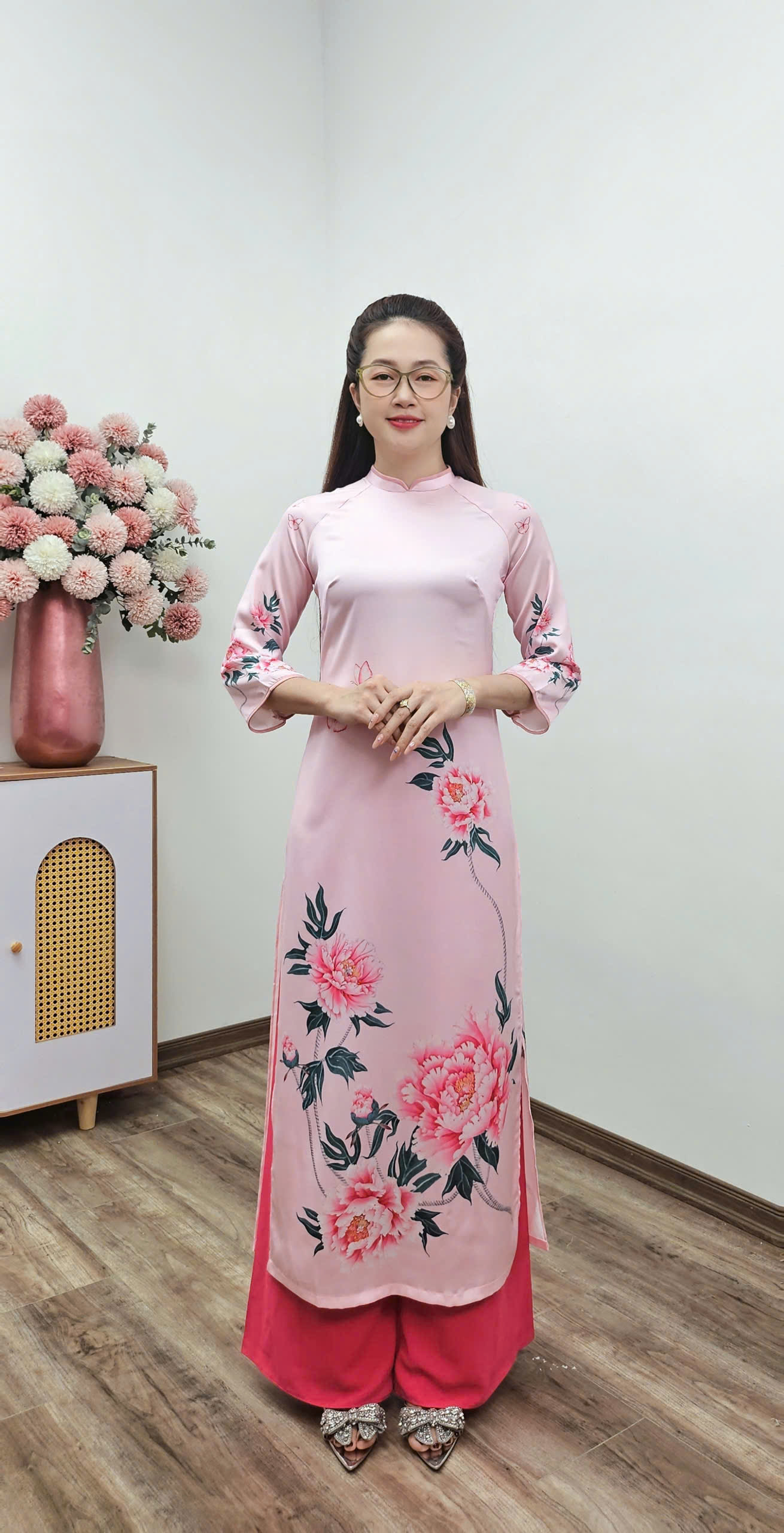 CT275 áo dài cách tân lụa ngọc trai cổ 2p tay loe màu hồng nhạt in hoa