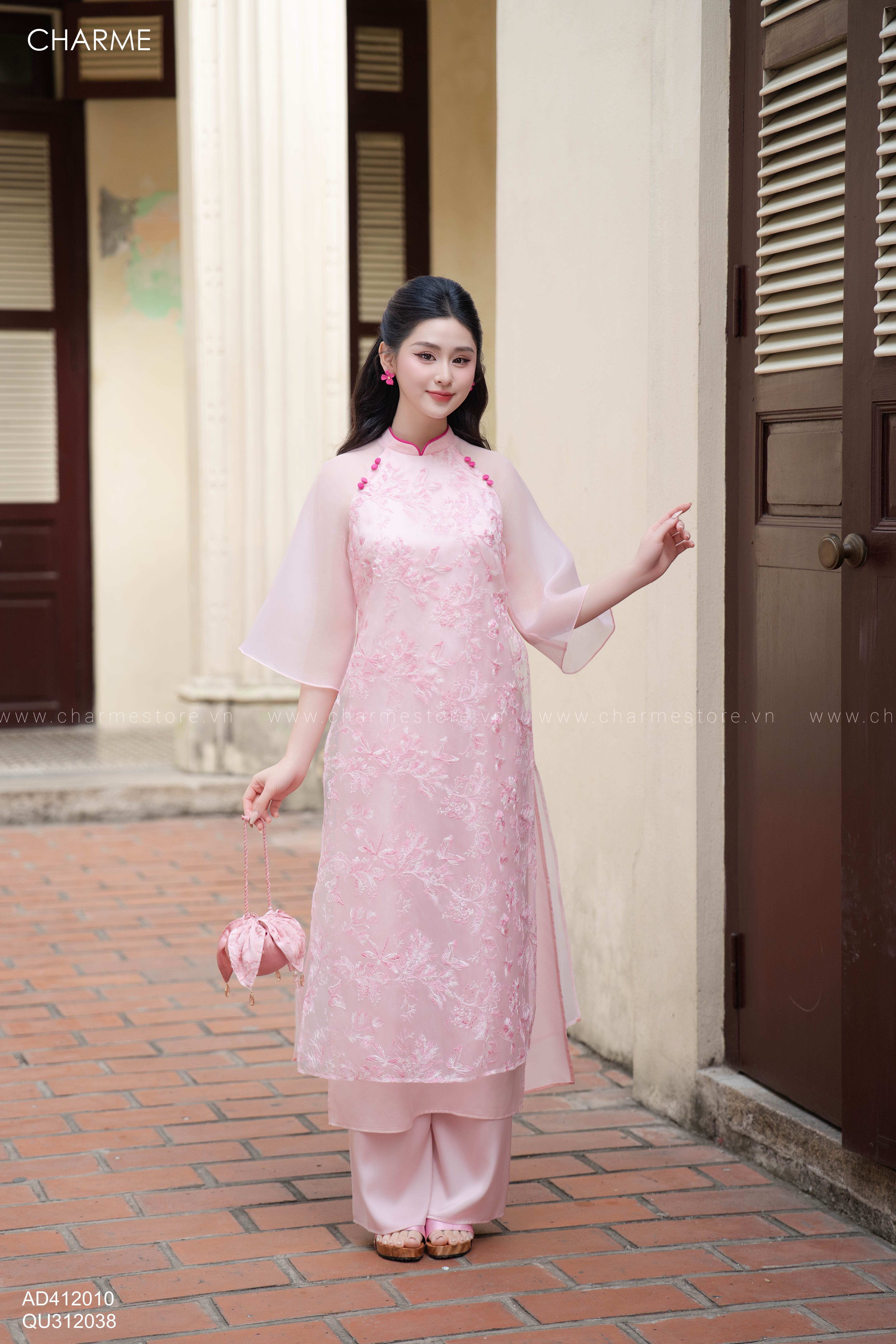 Áo dài tơ thêu cành hoa nổi