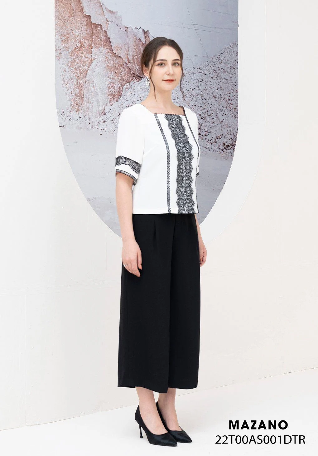 Áo top trắng suông đắp ren cổ thuyền