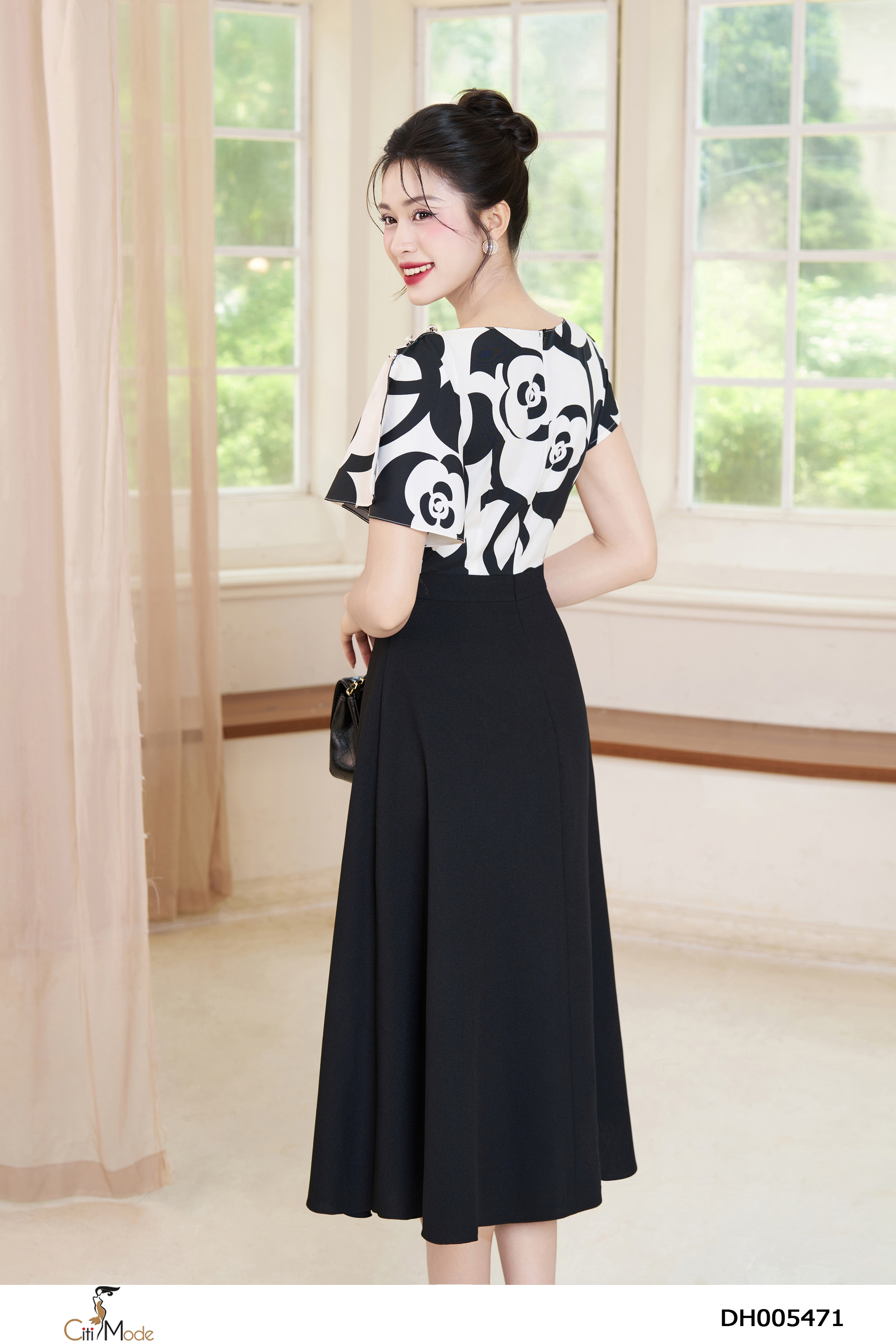 Đầm xòe đen phối họa tiết đen trắng cổ thuyền tay bèo