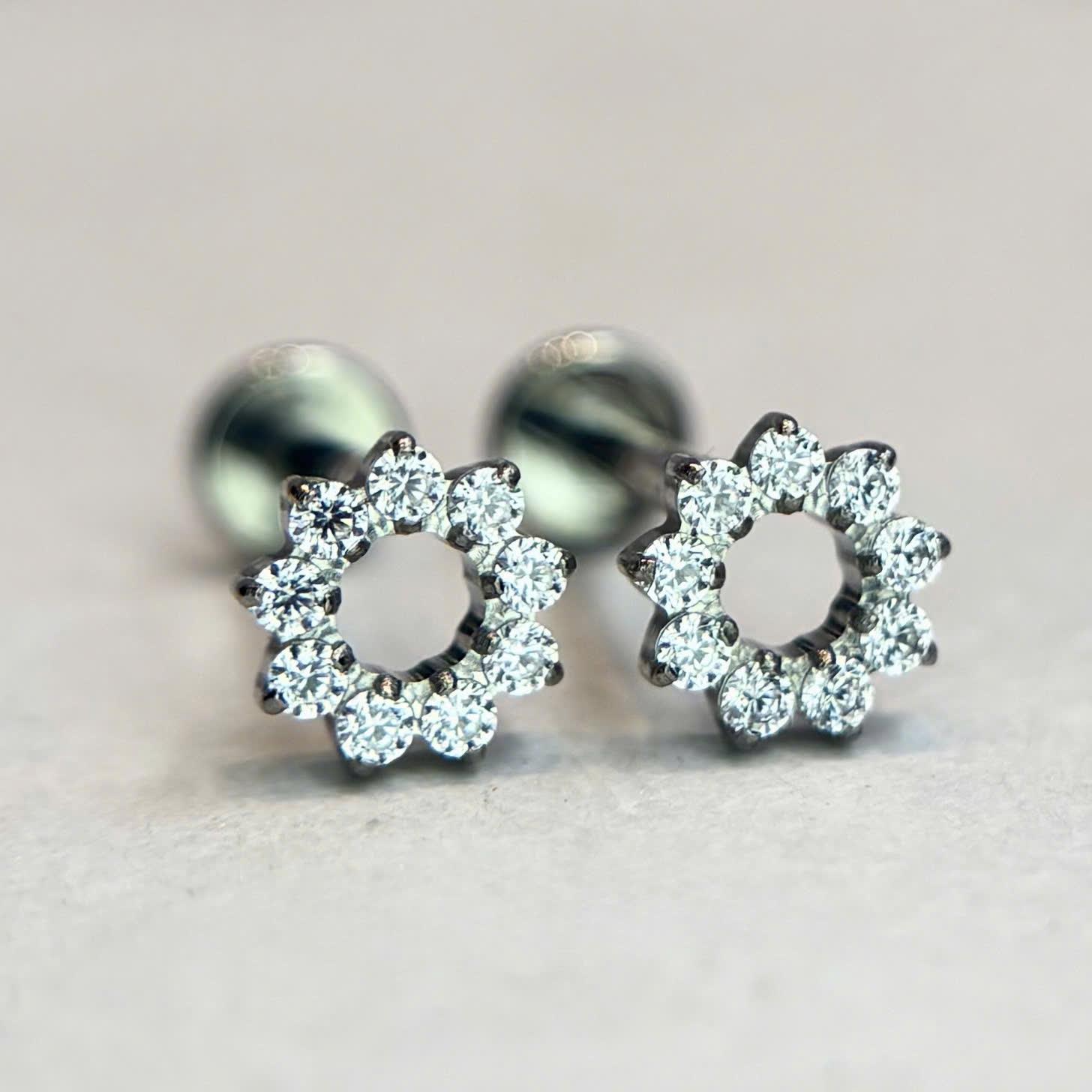 Khuyên kiểu titan vòng hoa