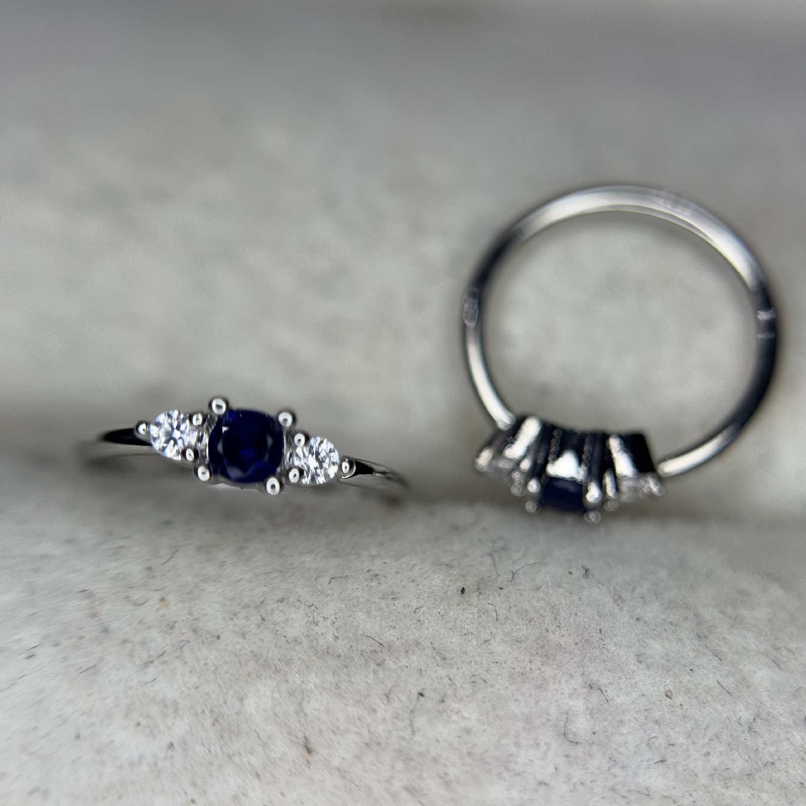 vòng bẻ đá ba kim cương trắng xanh biển đậm nhỏ 