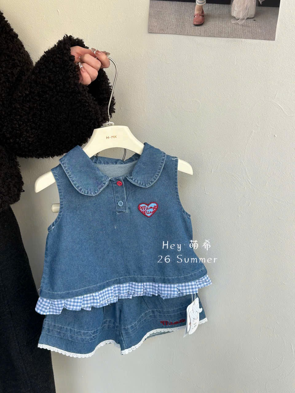 (E201) Set bò cổ sen sát nách thêu tim đỏ kèm chân váy xếp ly hãng HMX