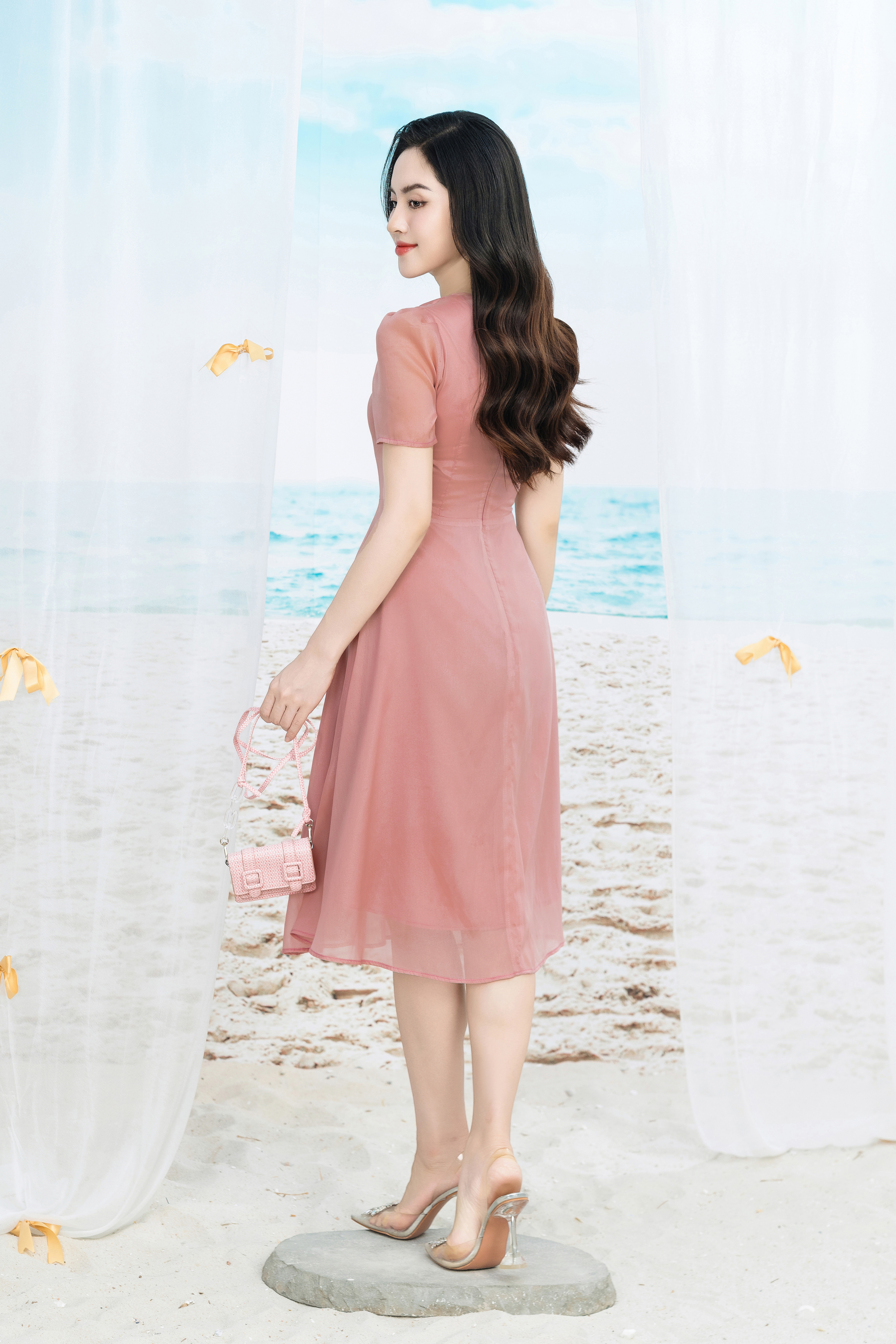 Đầm xoè hồng cổ cách điệu đính hoa