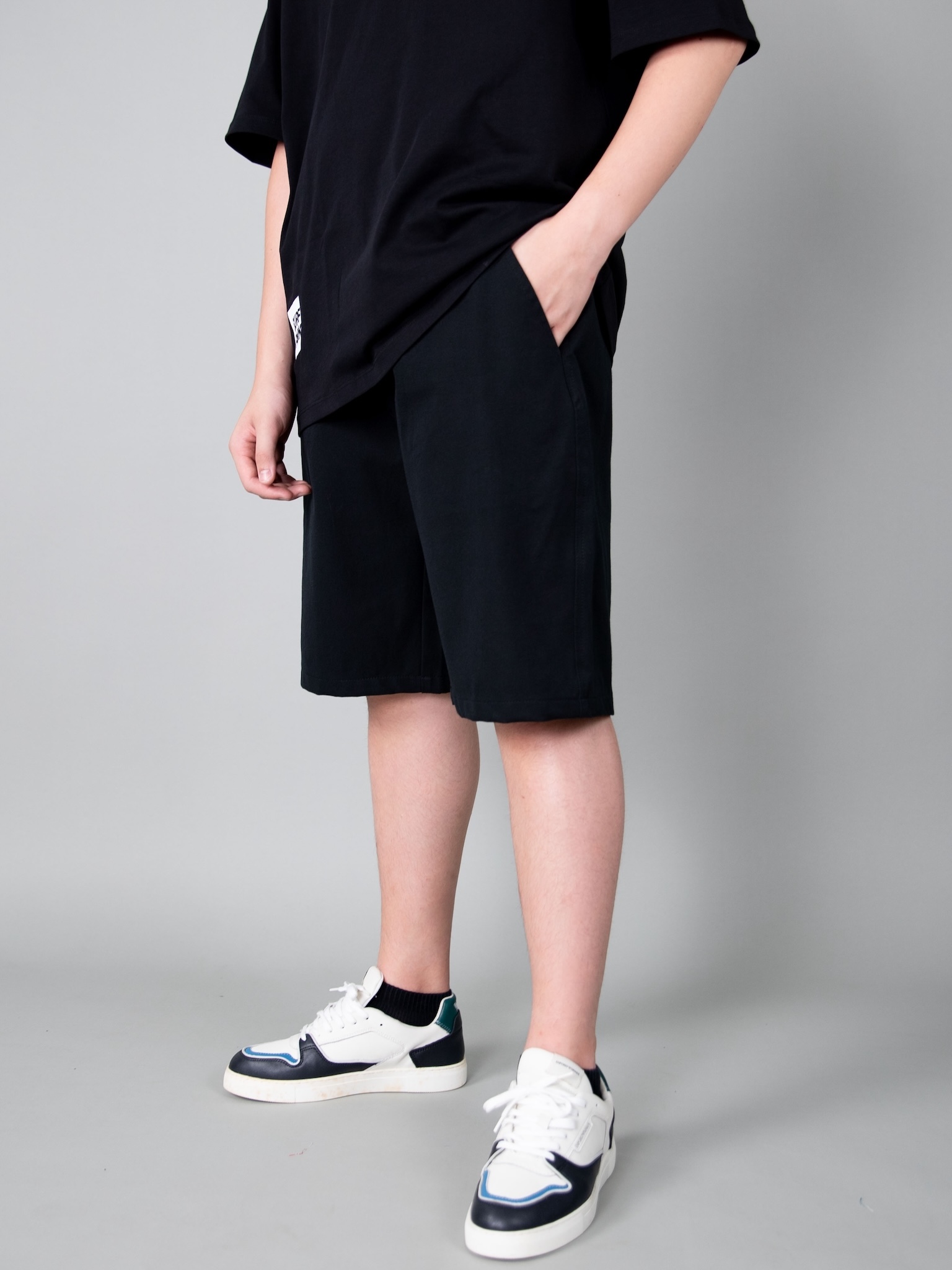 Quần short kaki màu đen túi chéo