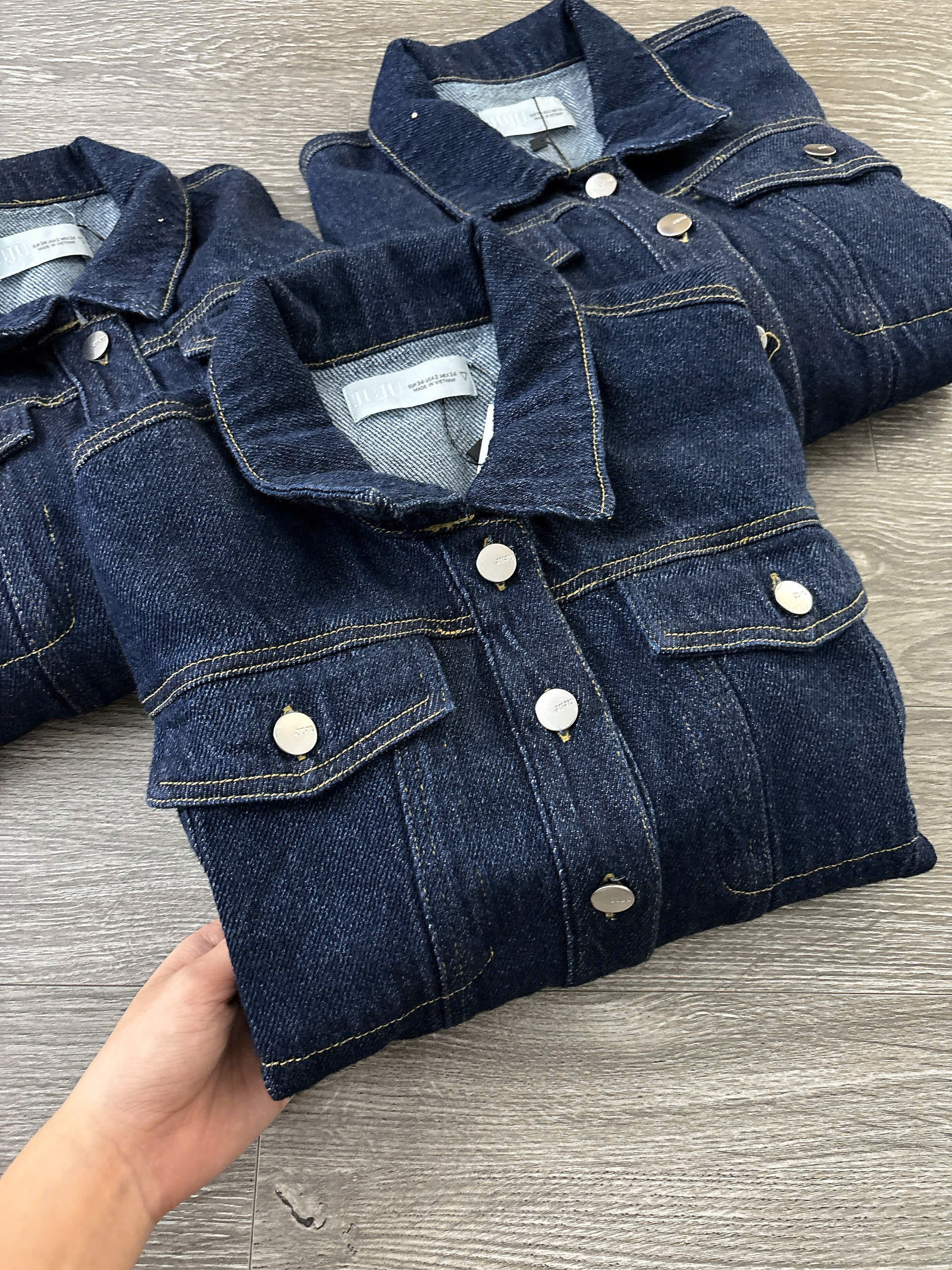 Áo khoác jean đậm 2 túi cúc_thumbnail_12