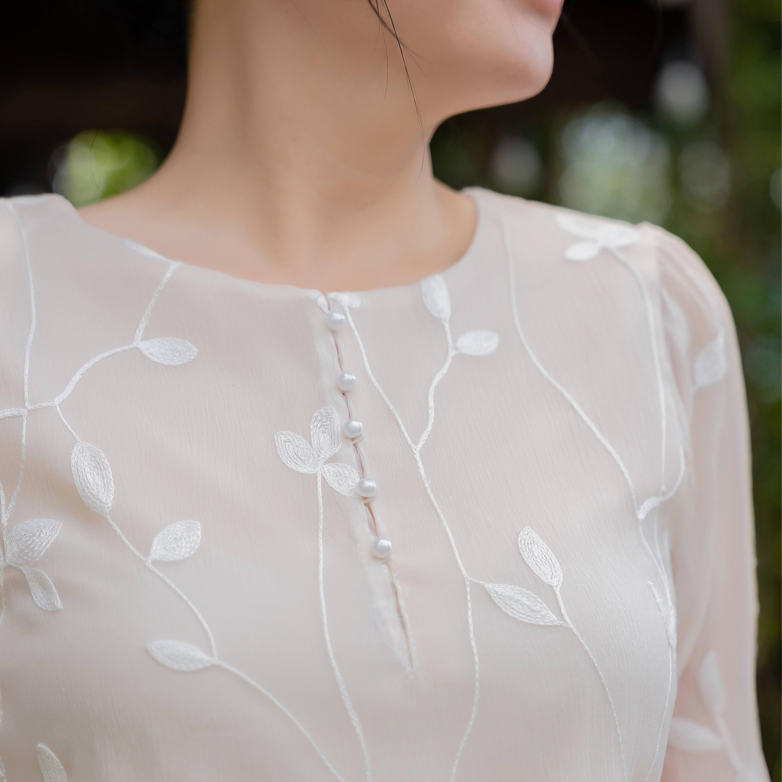 GUMOM - Áo Kiểu Trung Niên U50 U60 Cao Cấp Cổ Tròn Tay Lỡ Thêu Hoa Sang Trọng Cho Nữ - Women Nhung Kem Nho_thumbnail_5