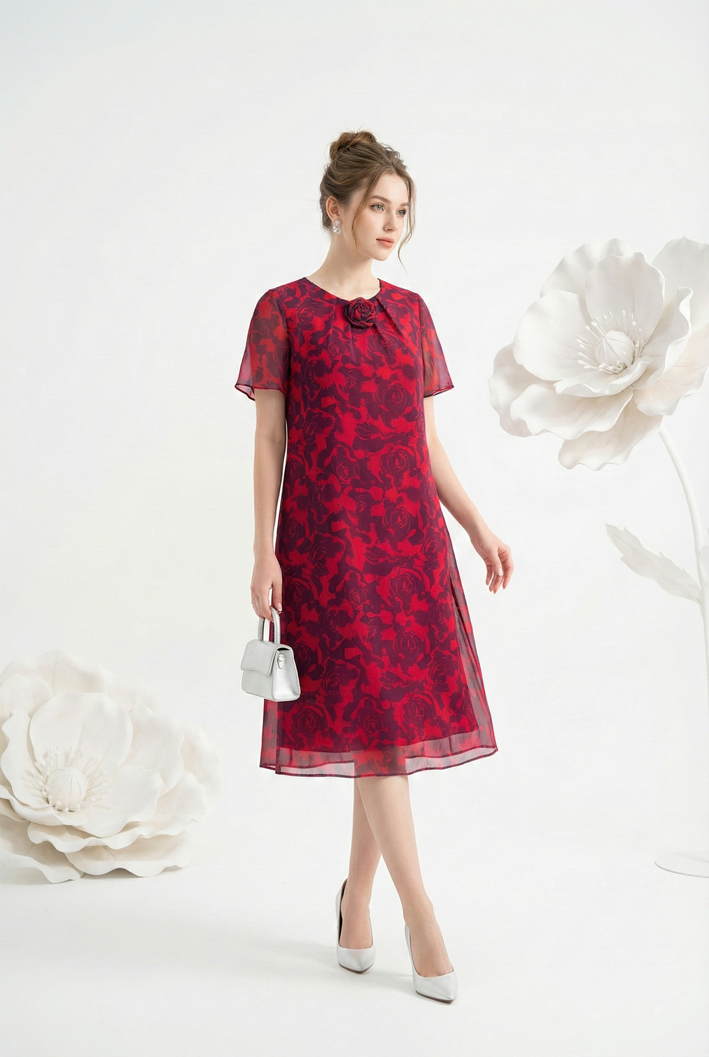 Đầm vải voan đỏ in họa tiết cách điệu dáng suông A cổ tròn đính hoa tay ngắn thiết kế MAZANO