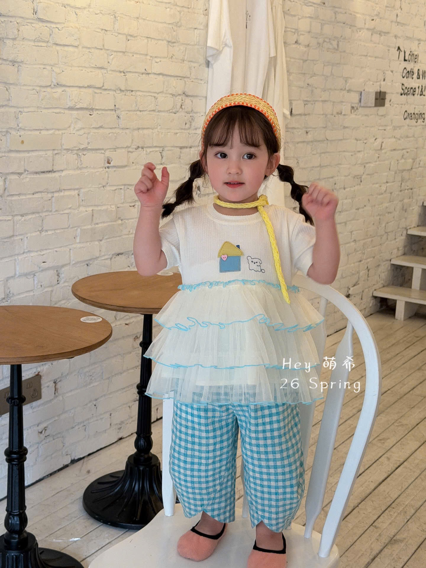 D200 - Áo thun cộc tay hoạ tiết ngôi nhà viền bèo tầng trắng hãng HMX