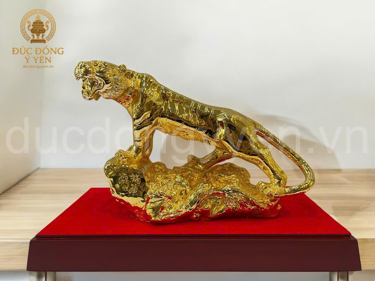 Tượng phong thủy hổ đứng bệ đá mạ vàng 